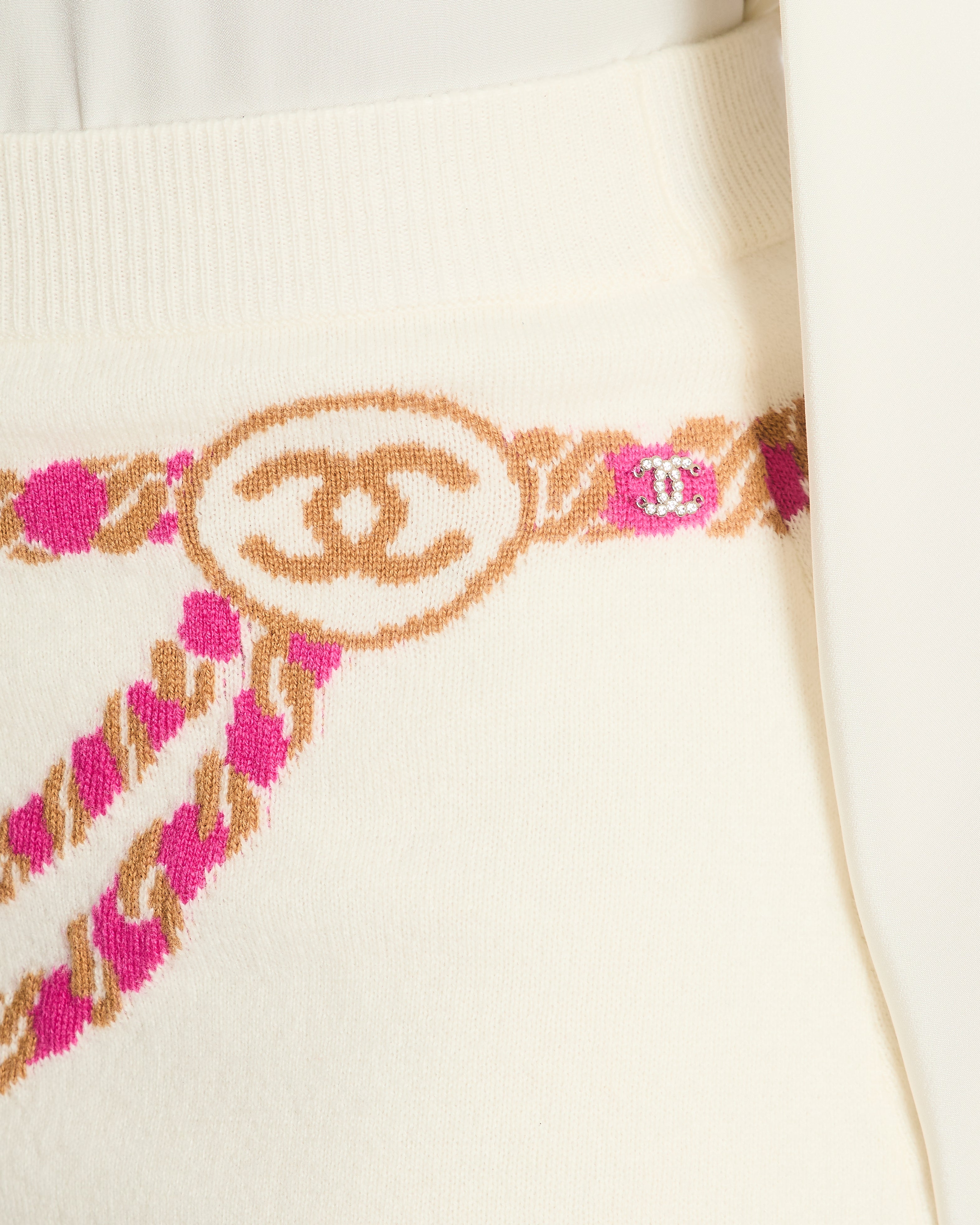 Chanel 23N Coco Neige Cream Cashmere Mini Skirt with Fuchsia and Beige CC Logo Chain Pattern with Crystal Embellished CC Logo Detail Size FR 34 (UK 6)