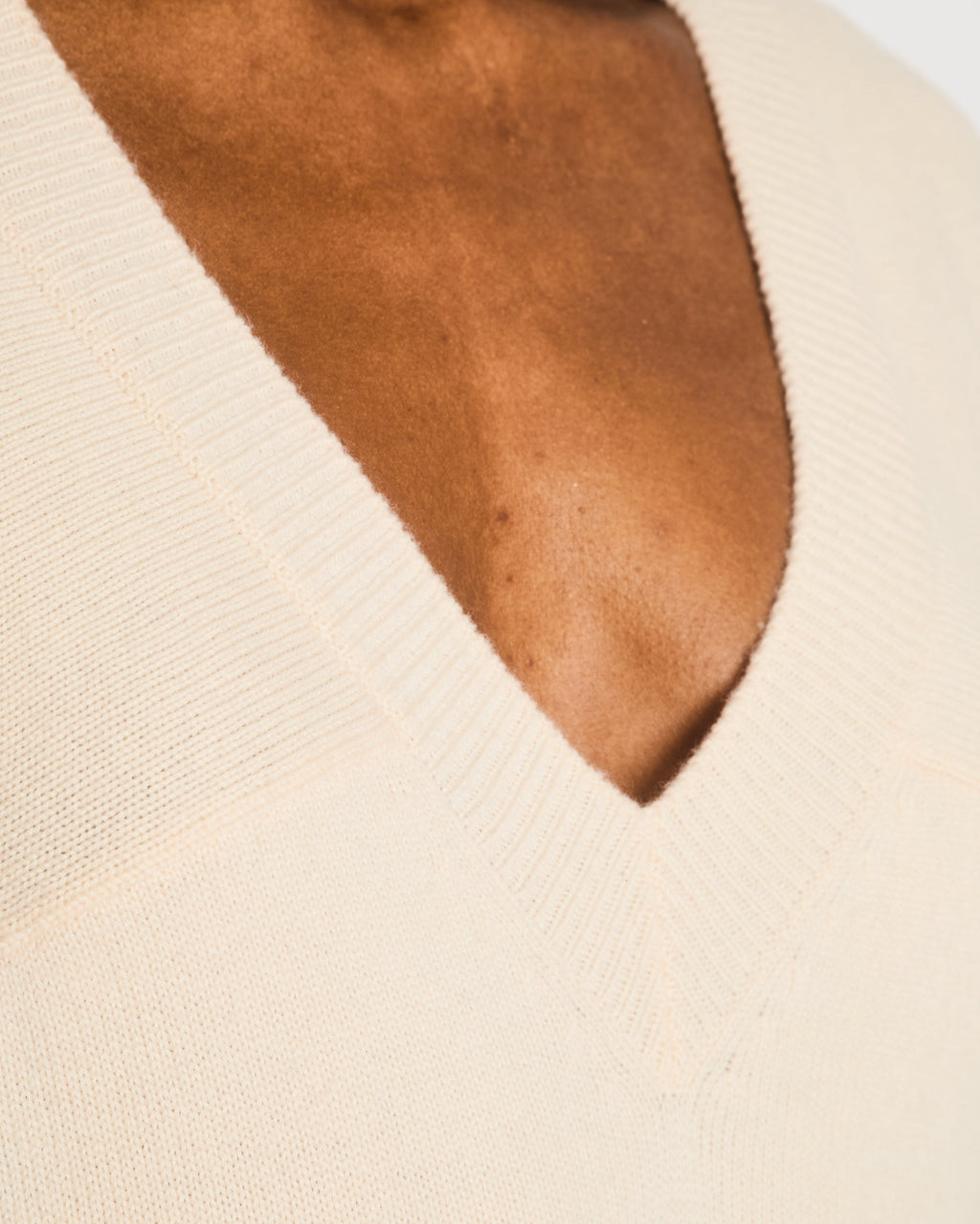 Chanel Cream Cashmere Short-Sleeved V-Neck Jumper with Front Pockets and Back Crystal CC Logo Detail Size FR 34 (UK 6)