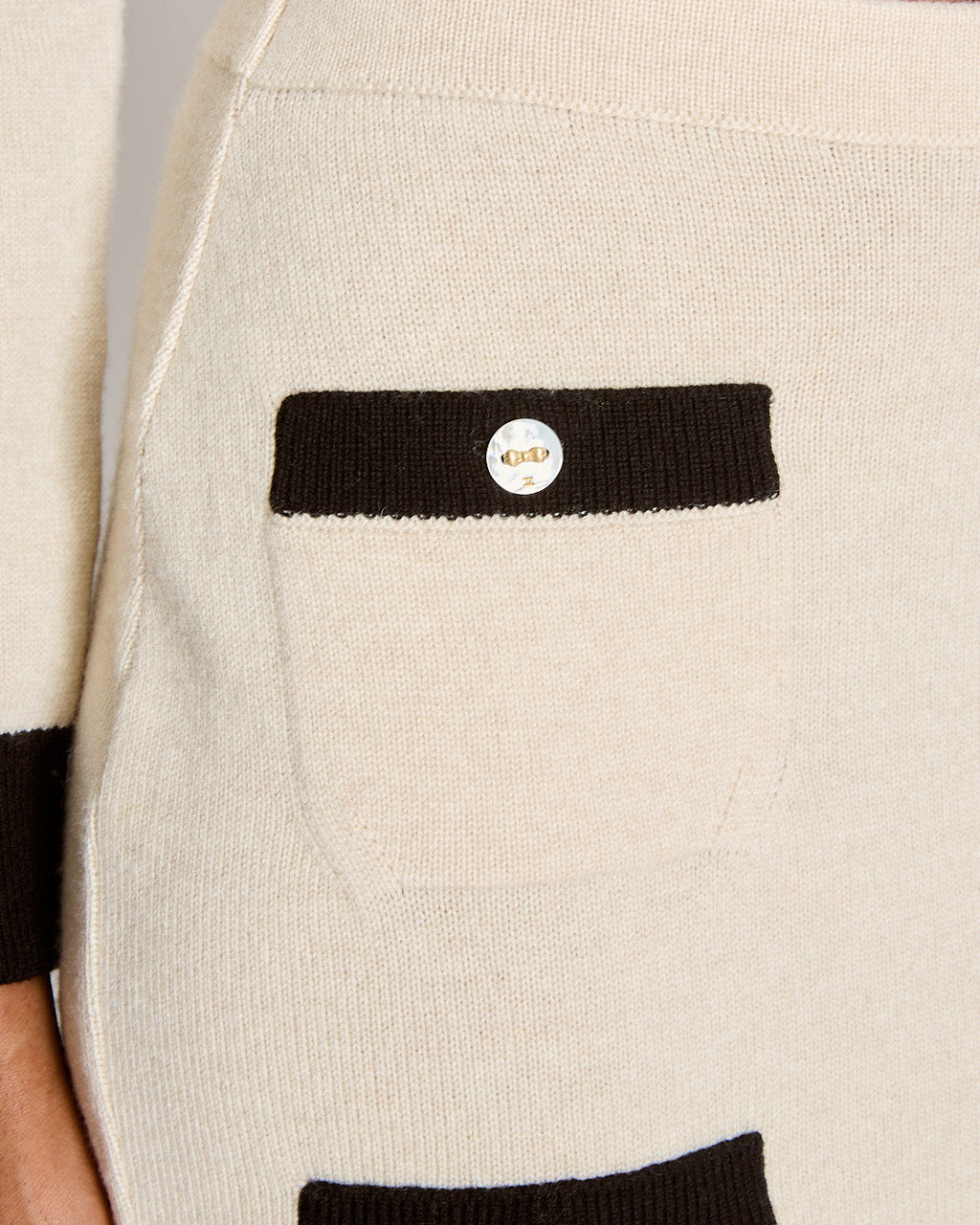 Chanel FW 25 Beige Cashmere Cropped Cardigan and Matching Skirt with Pockets Size FR 36 (UK 8)