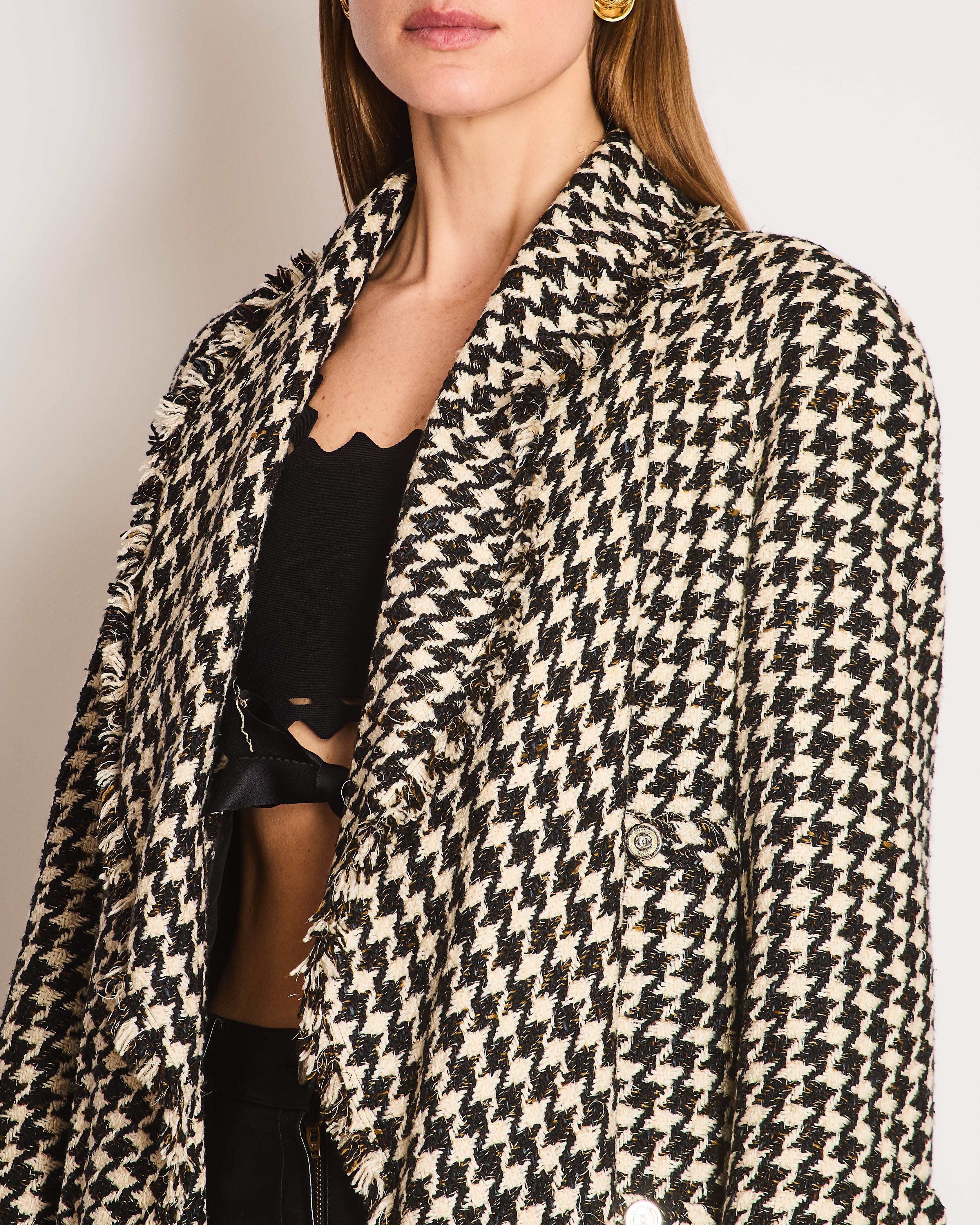 Chanel Vintage Runway SS 2006 Black and White Houndstooth Tweed Coat with Gold and Silver Woven Thread Size FR 44 (UK 16)