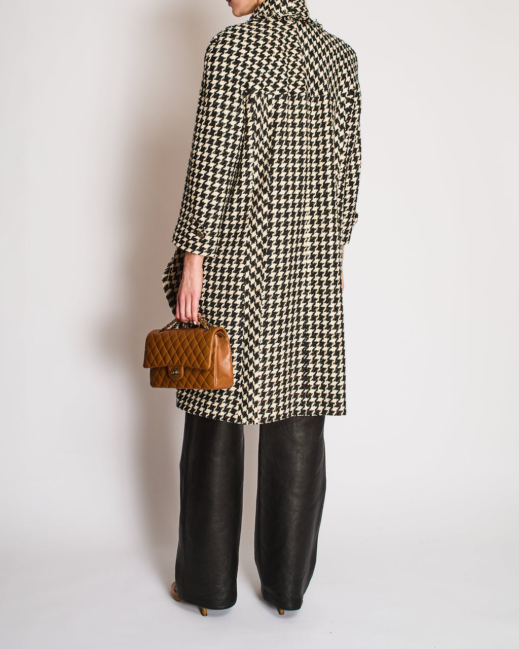 Chanel Vintage Runway SS 2006 Black and White Houndstooth Tweed Coat with Gold and Silver Woven Thread Size FR 44 (UK 16)
