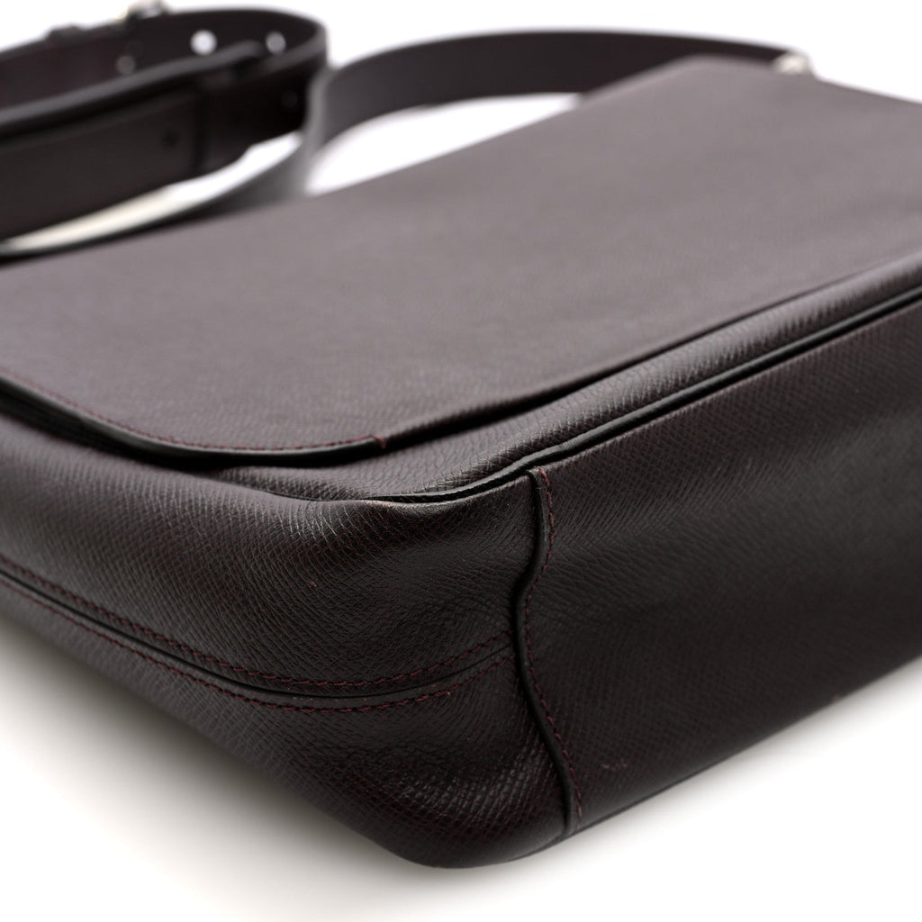 Louis Vuitton Taiga Roman MM Messenger NM Acajou