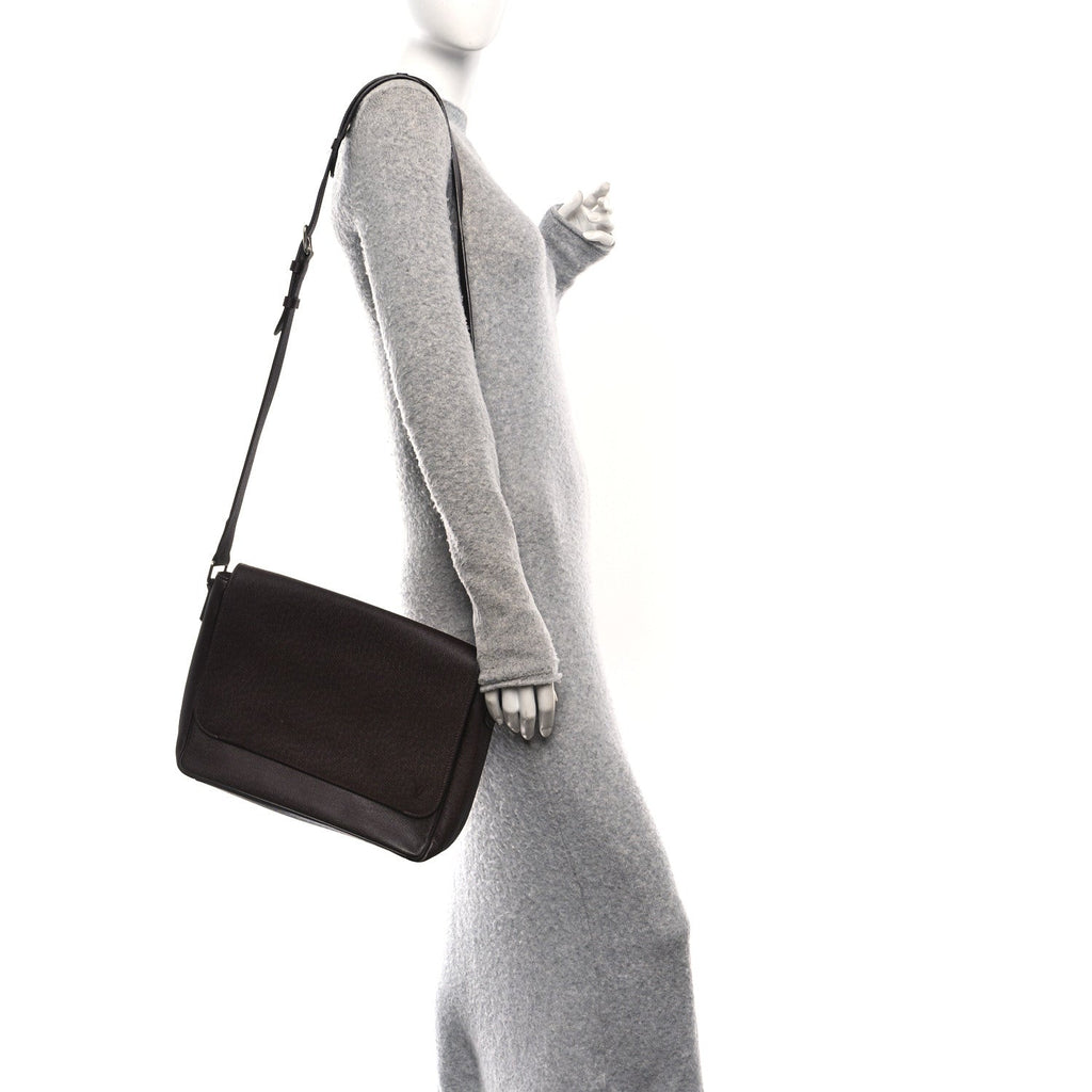Louis Vuitton Taiga Roman MM Messenger NM Acajou