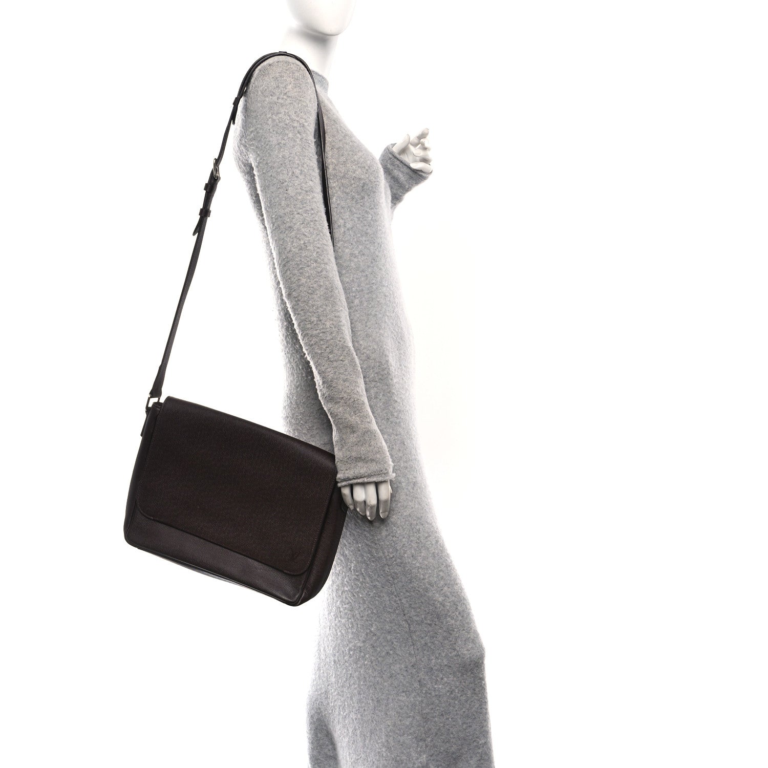 Louis Vuitton Taiga Roman MM Messenger NM Acajou