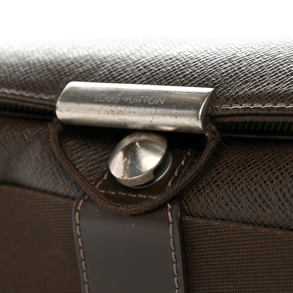 Louis Vuitton Taiga Andrei Messenger Bag Grizzli