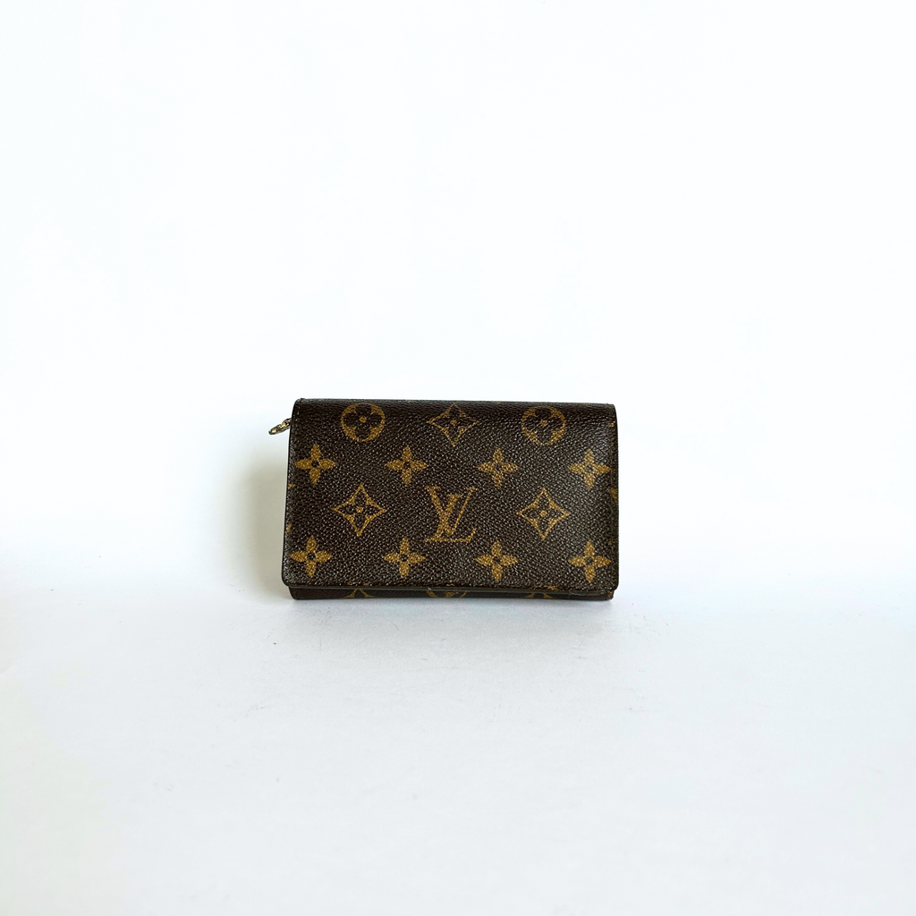 Louis Vuitton Medium Wallet in Monogram Canvas