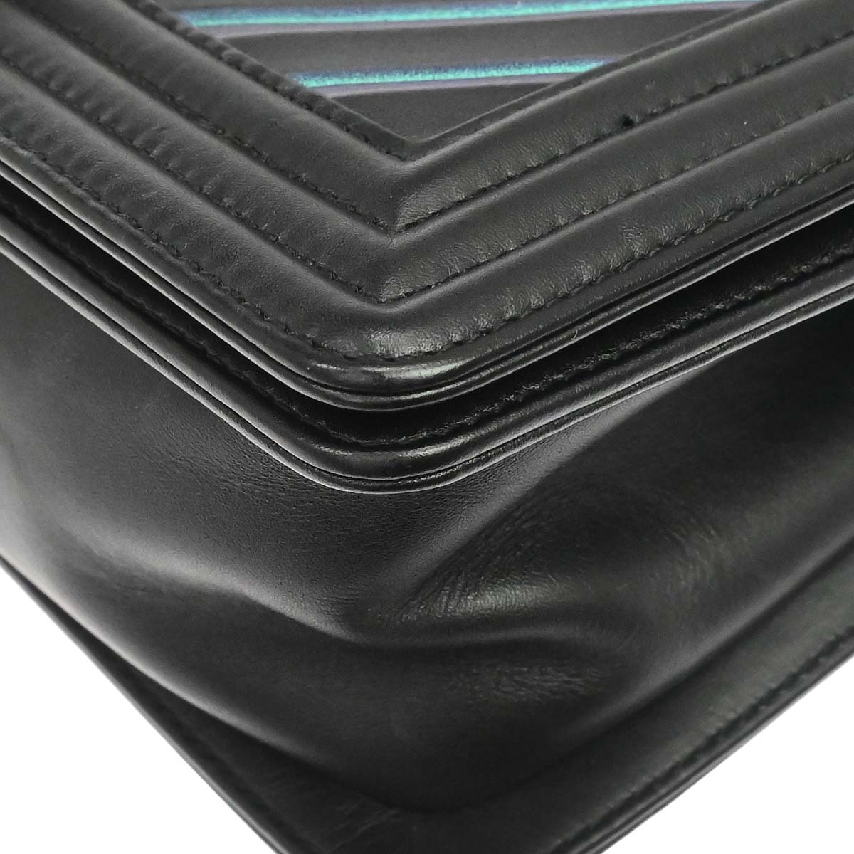 Boy Chanel Black Calfskin Chevron Medium Shoulder Bag