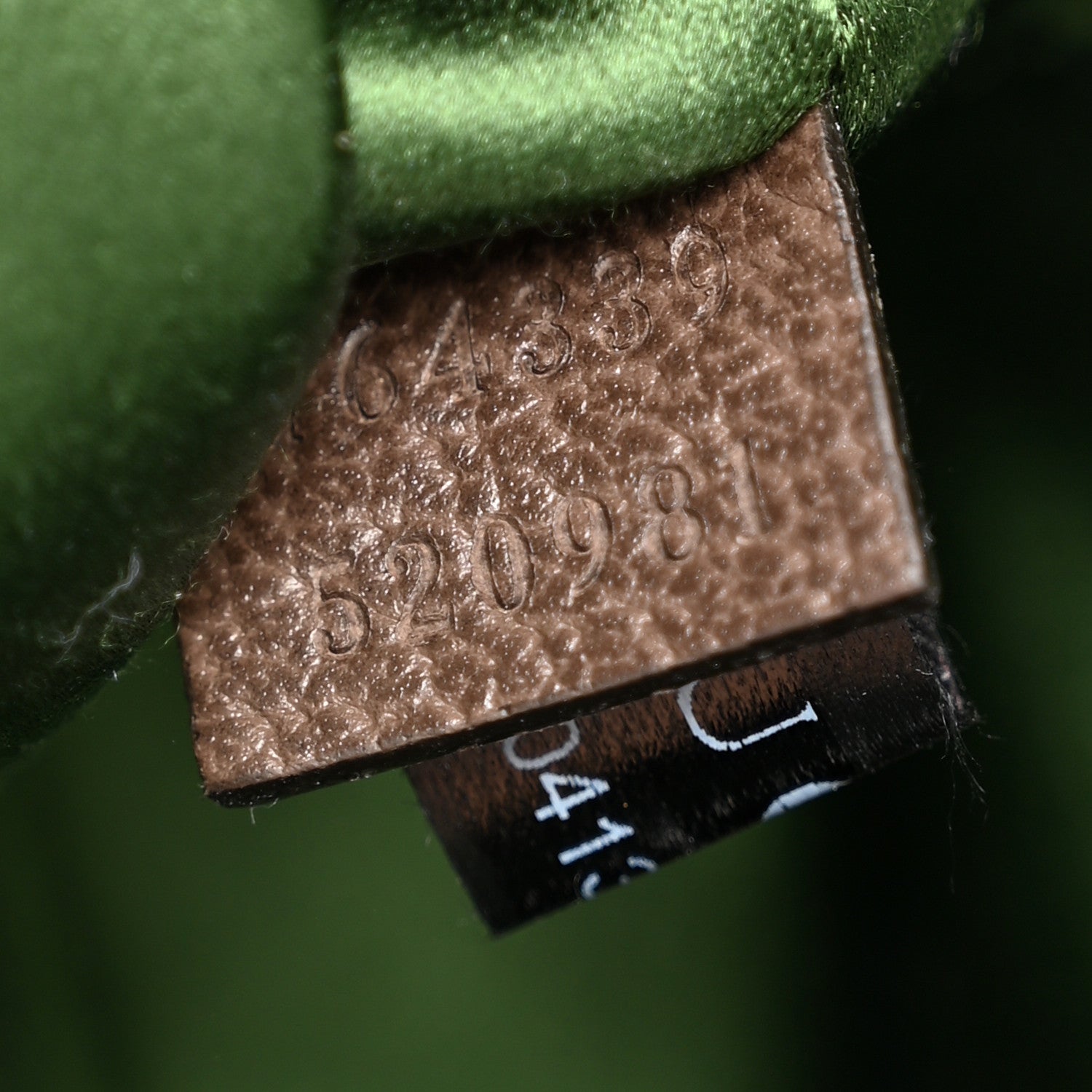 Gucci Monogram Textured Dollar Calfskin Heavy Grosgrain Web Small Maxi Horsebit Chain Shoulder Bag Beige Ebony New Acero