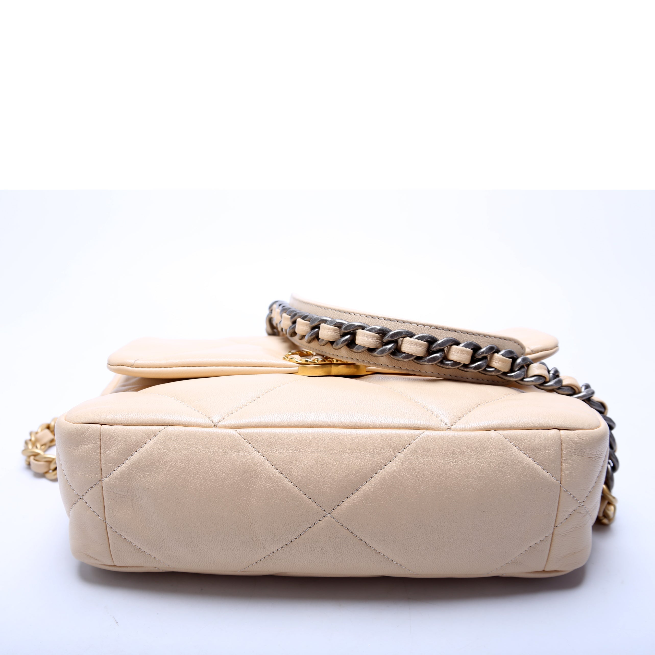 19 Medium Flap Quilted Goatskin 28M Beige