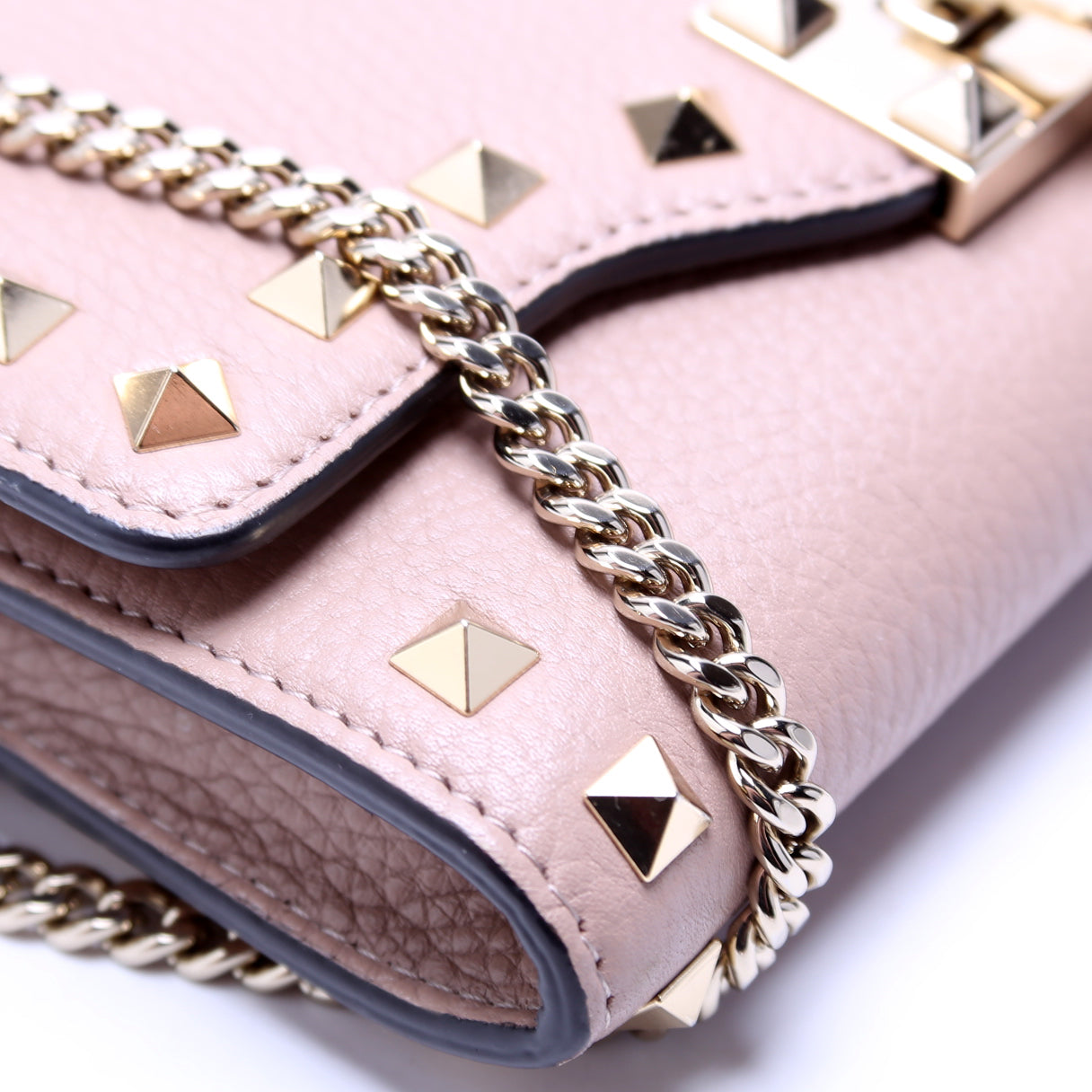 Rockstud Top Handle Chain Wallet Nude