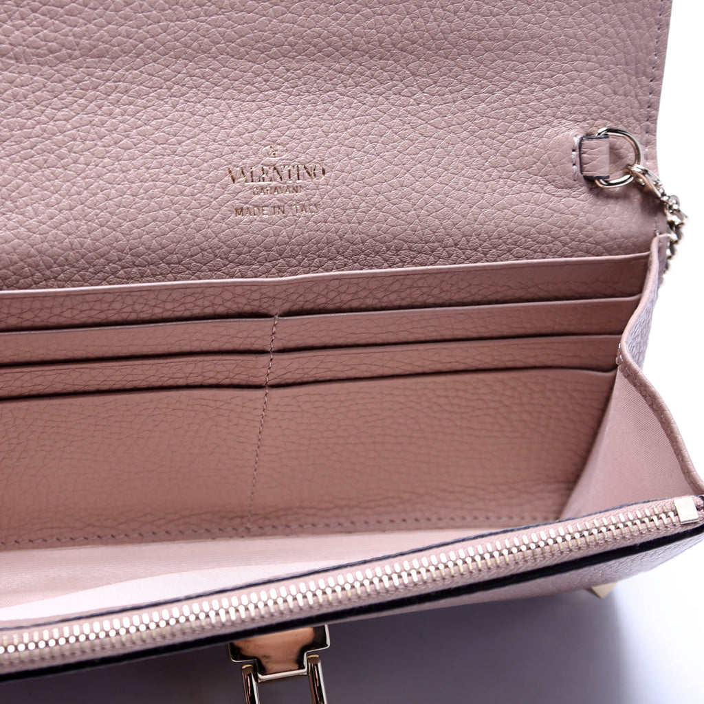 Rockstud Top Handle Chain Wallet Nude