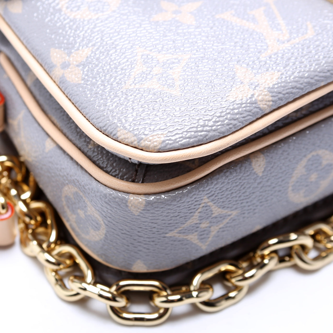 Pochette Metis East West Gray Monogram