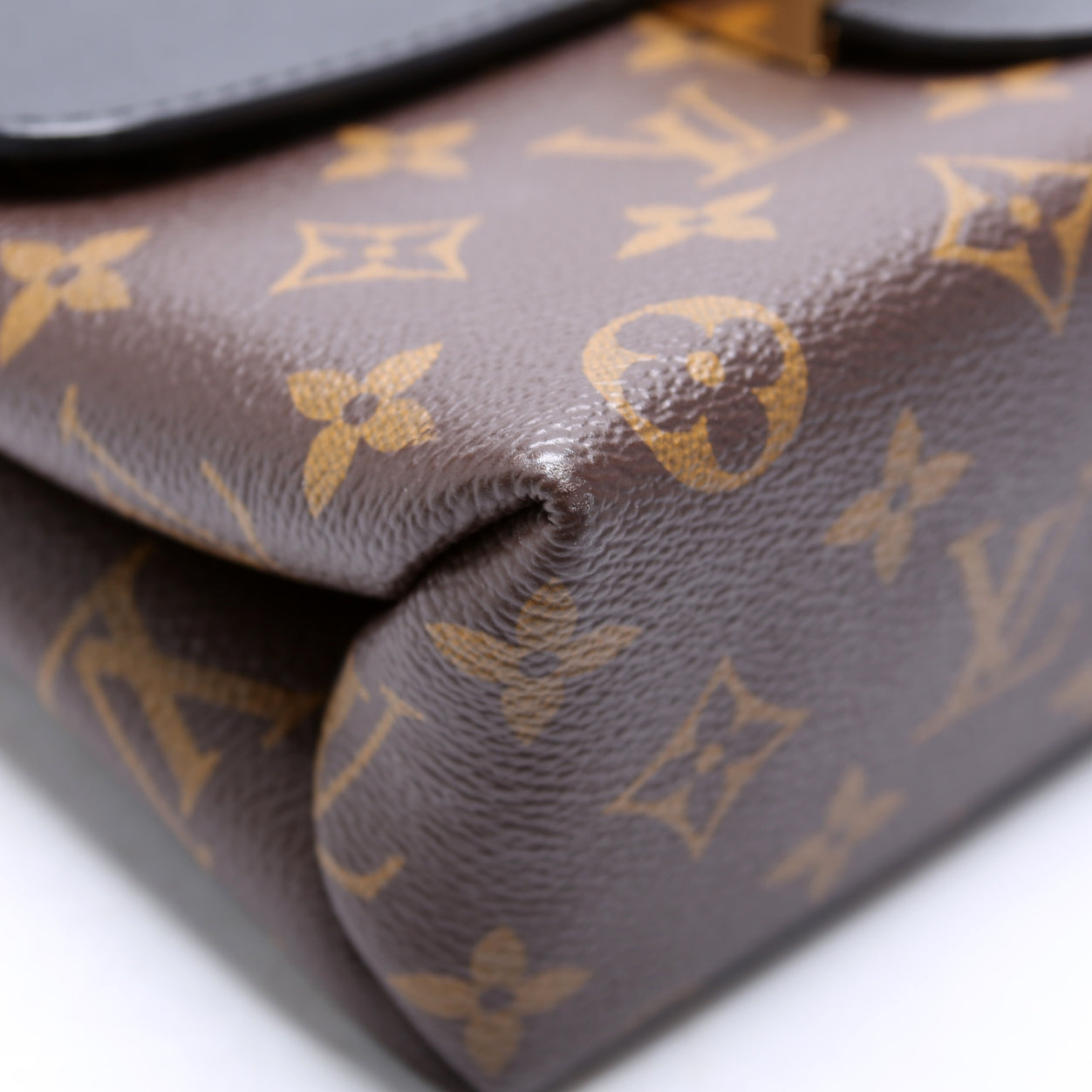 Locky BB Monogram Black