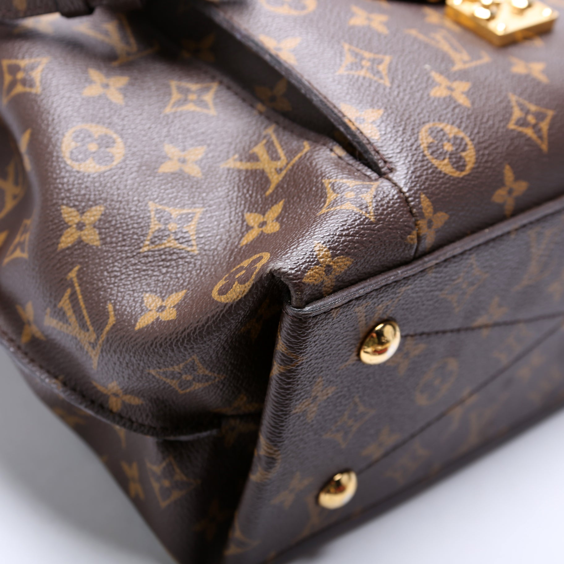 Metis Shoulder Monogram