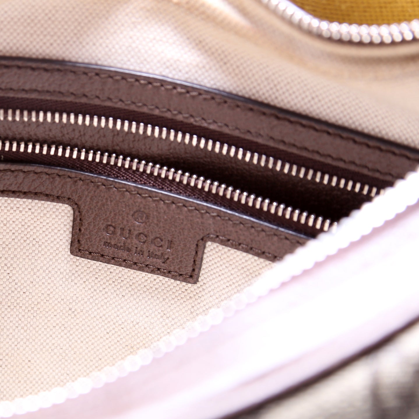 702823 Attache GG Supreme Shoulder Bag Medium