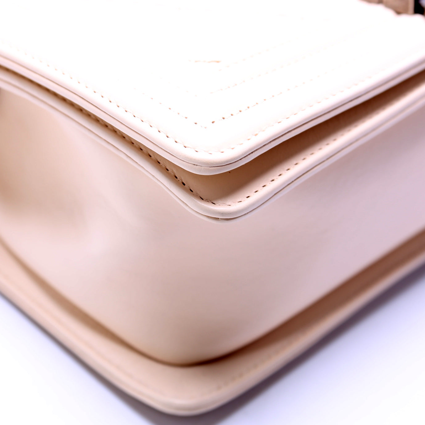 Boy Flap Medium New Calfskin Double Stitch 18M Cream