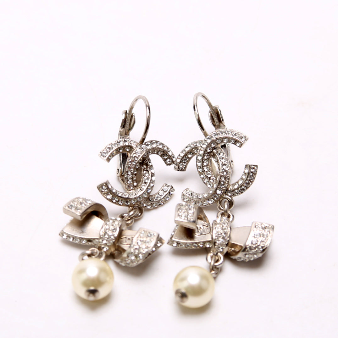Crystal CC Ribbon Drop Earrings Silver/Pearl