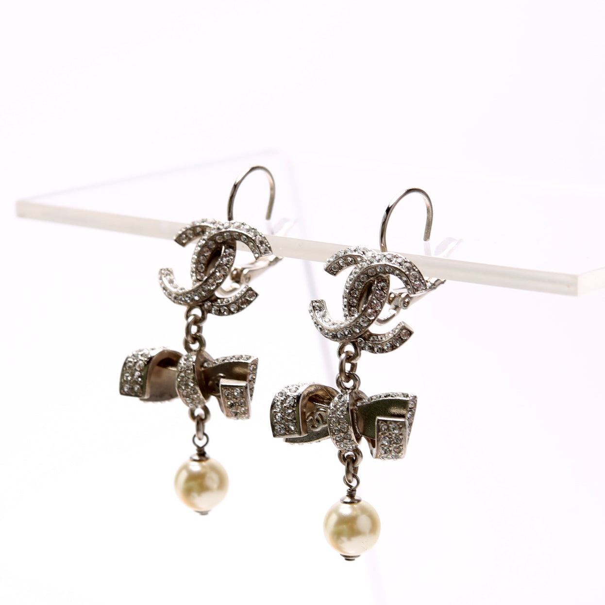 Crystal CC Ribbon Drop Earrings Silver/Pearl