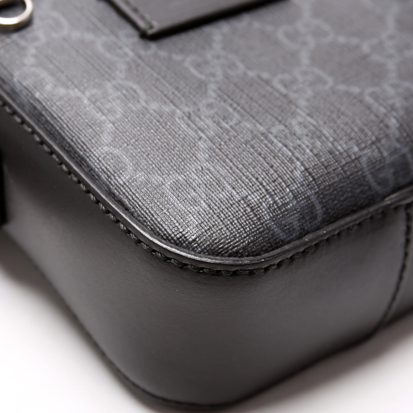 598103 GG Supreme Messenger Black