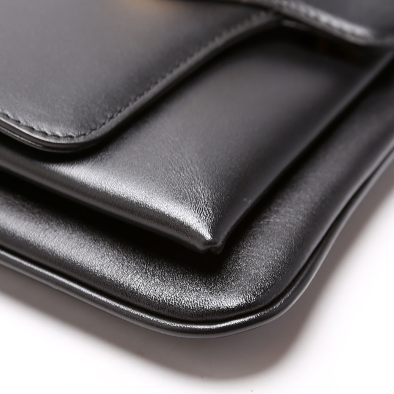 550129 Arli Flip Small Calfskin