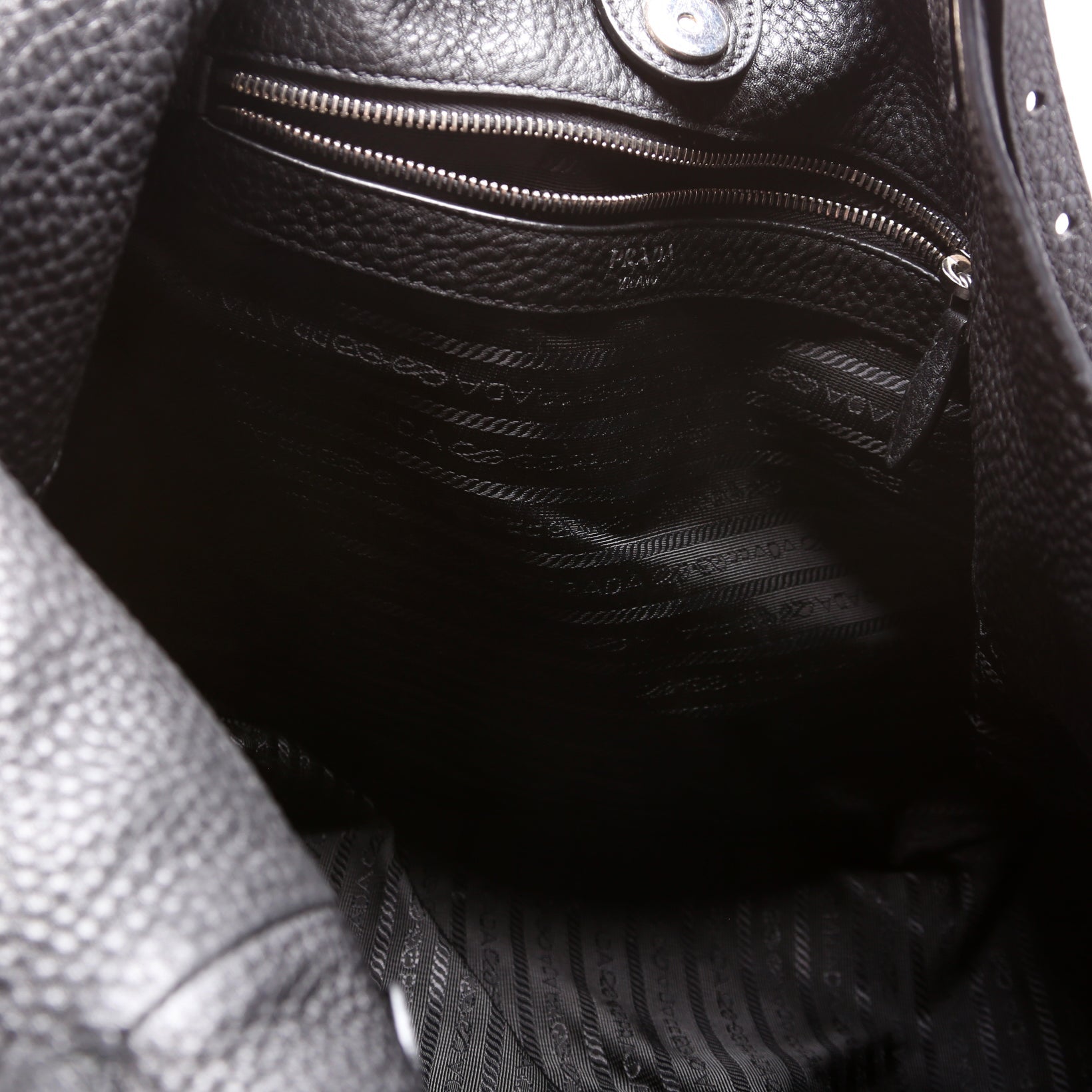 Vitello Daino Leather Shoulder Bag Black