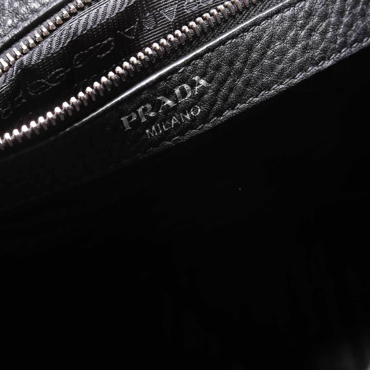 Vitello Daino Leather Shoulder Bag Black