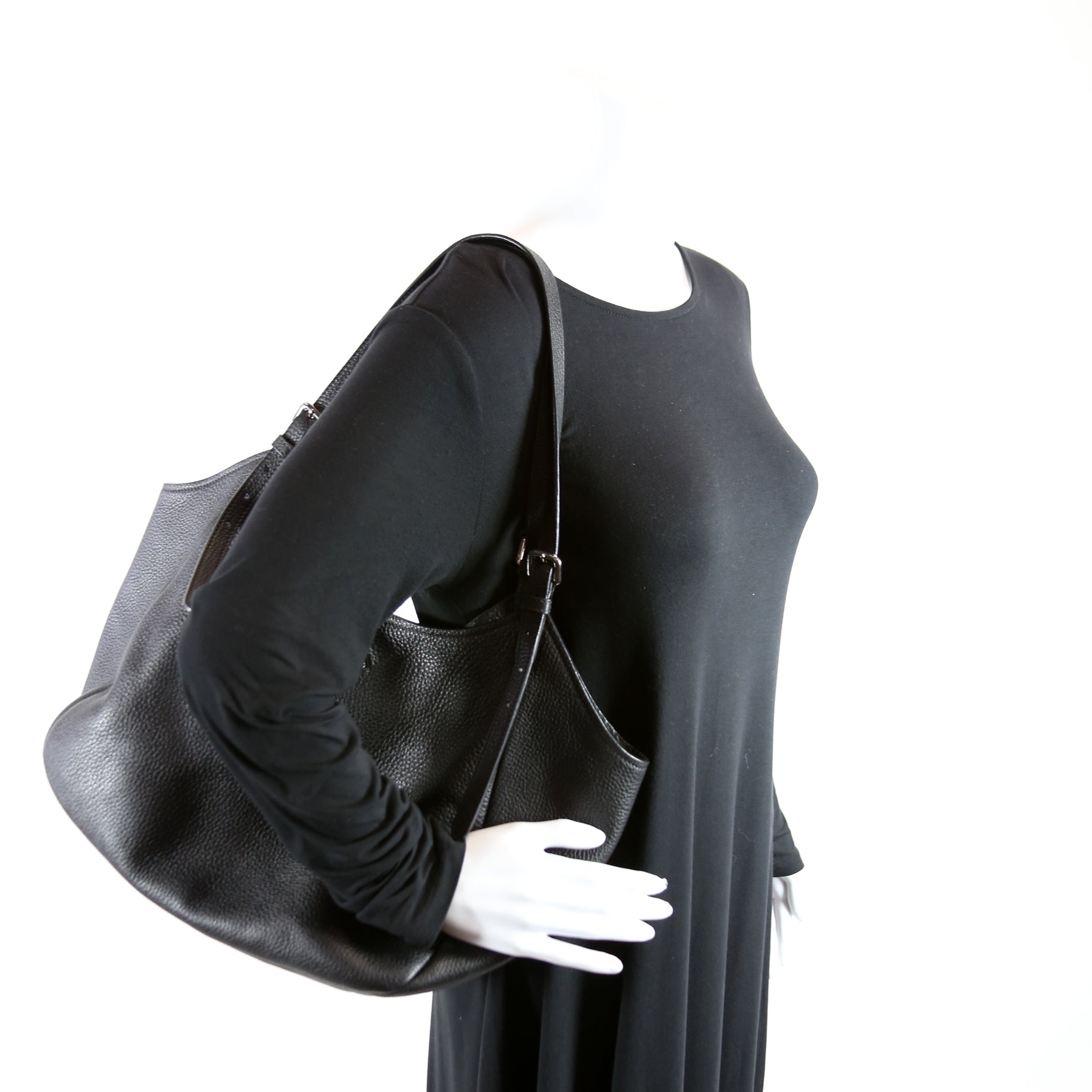 Vitello Daino Leather Shoulder Bag Black