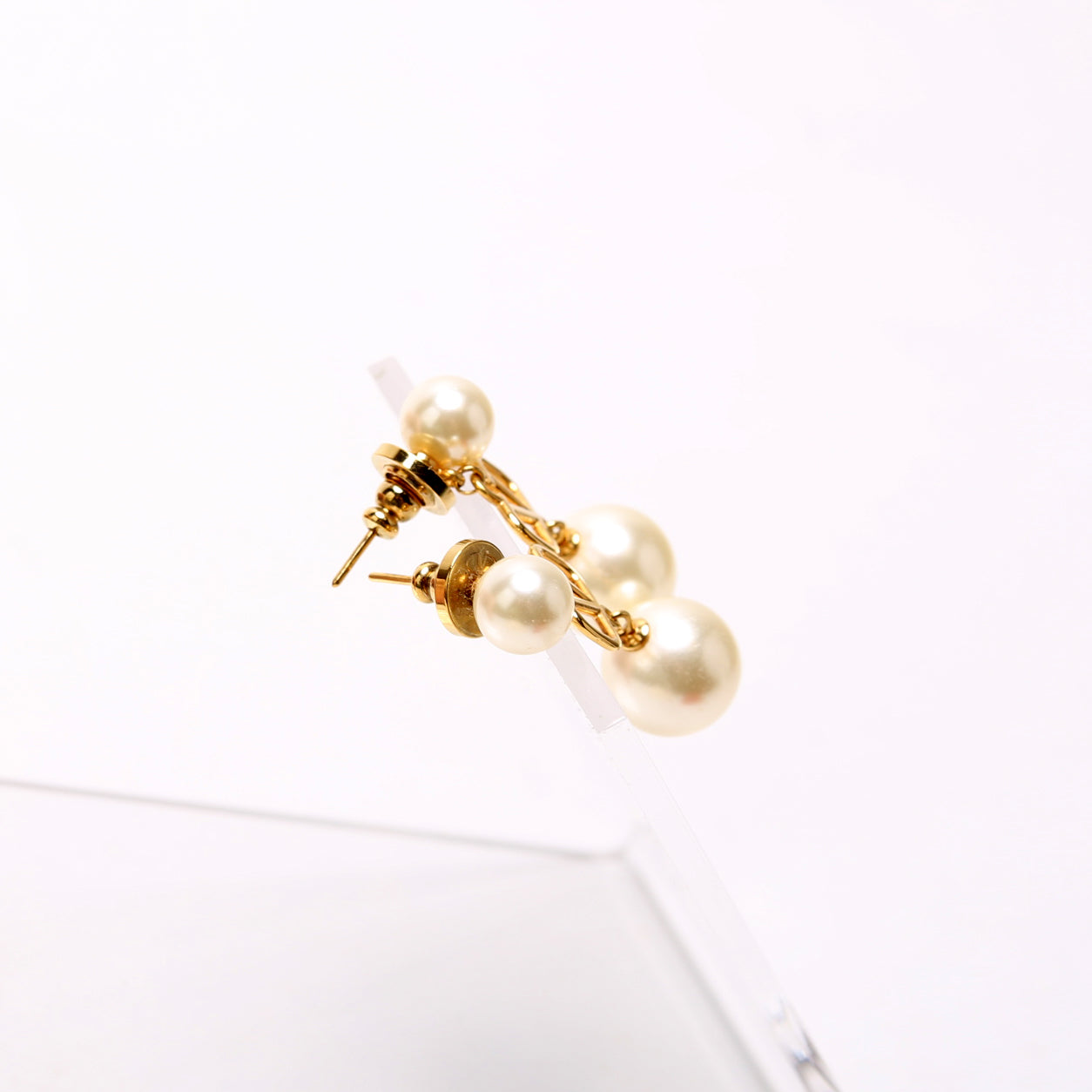 V Logo Pearl Drop Earrings Gold/Pearl