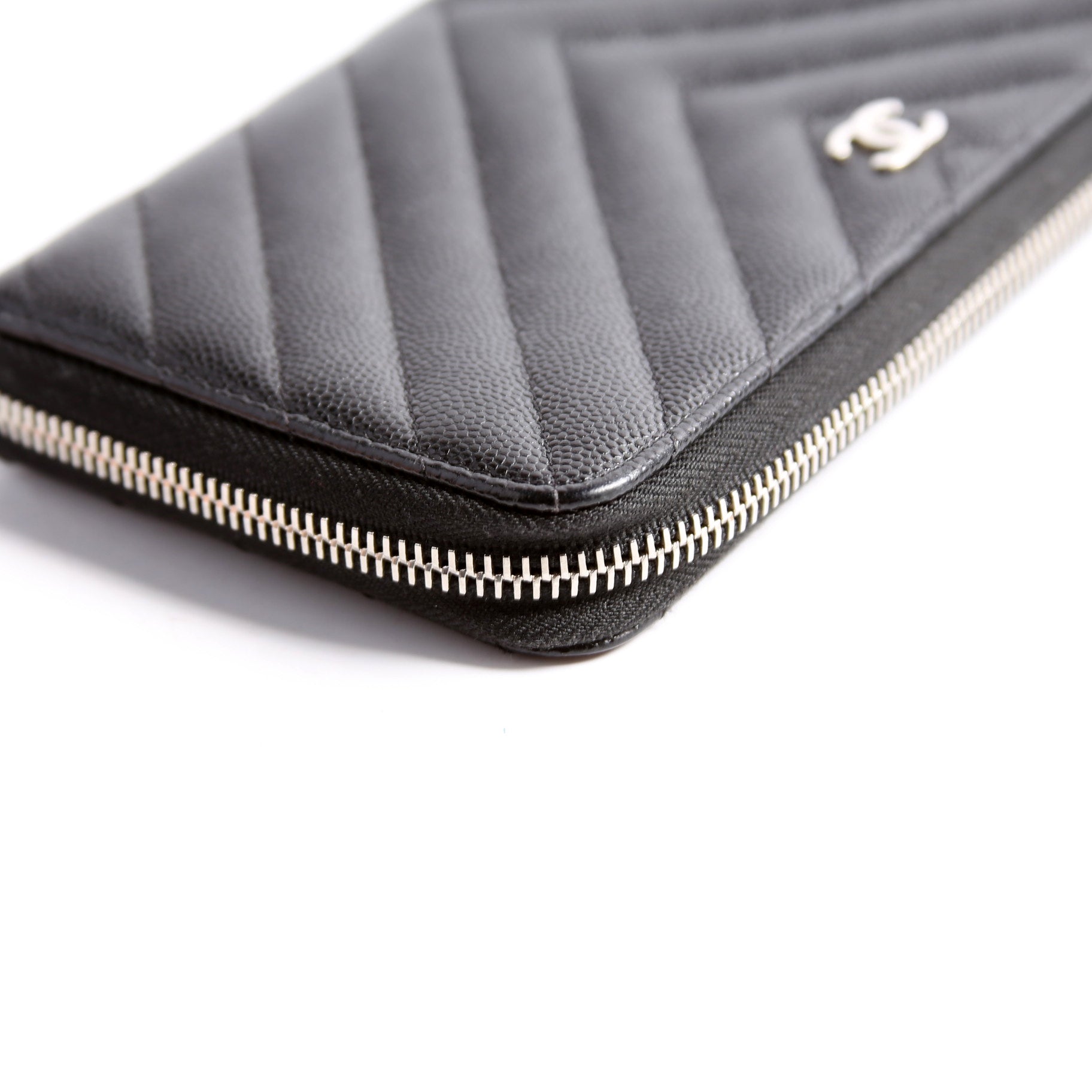 Chevron Caviar Large Gusset Zip Around Wallet 24M Black