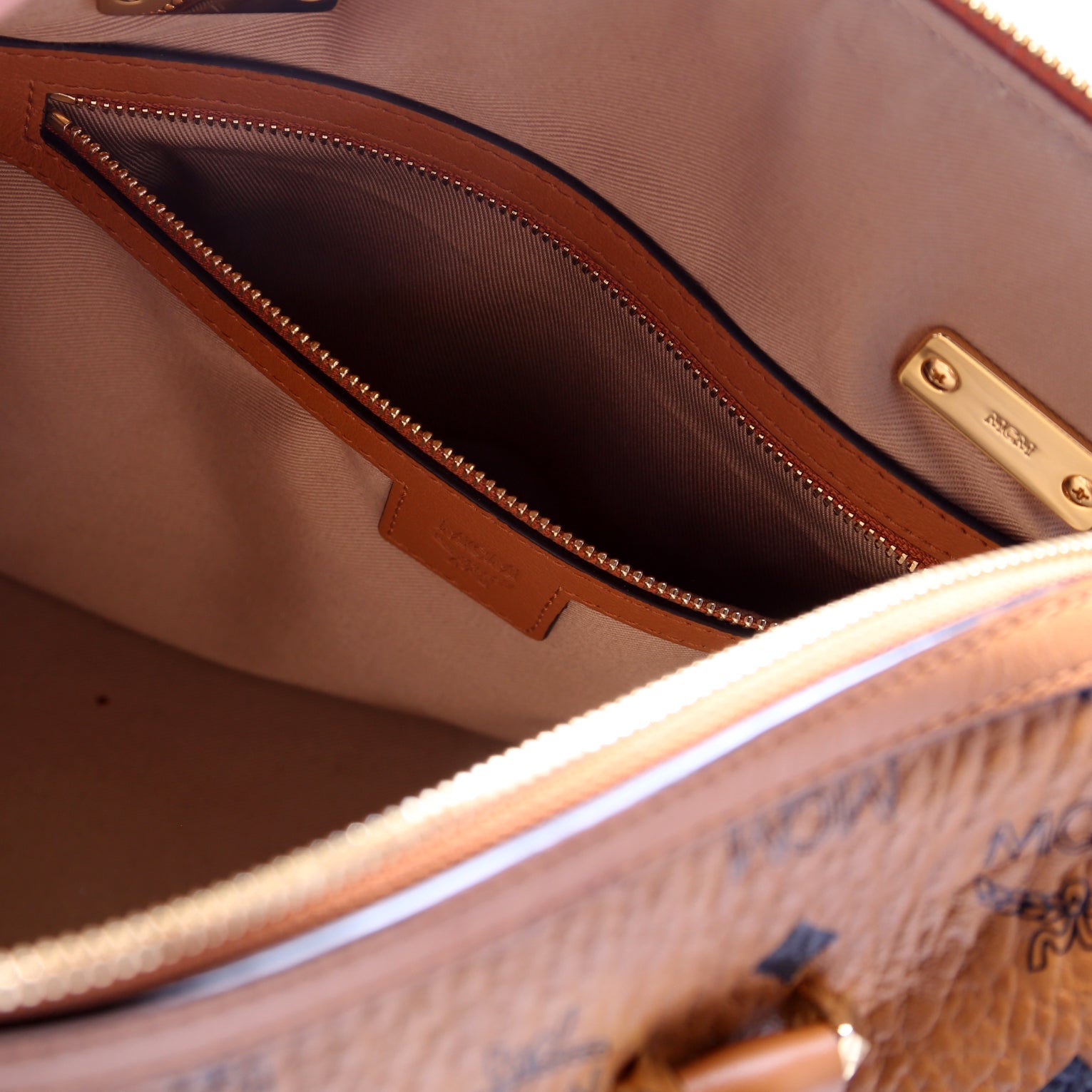 Visetos Medium Essentials Boston Bag