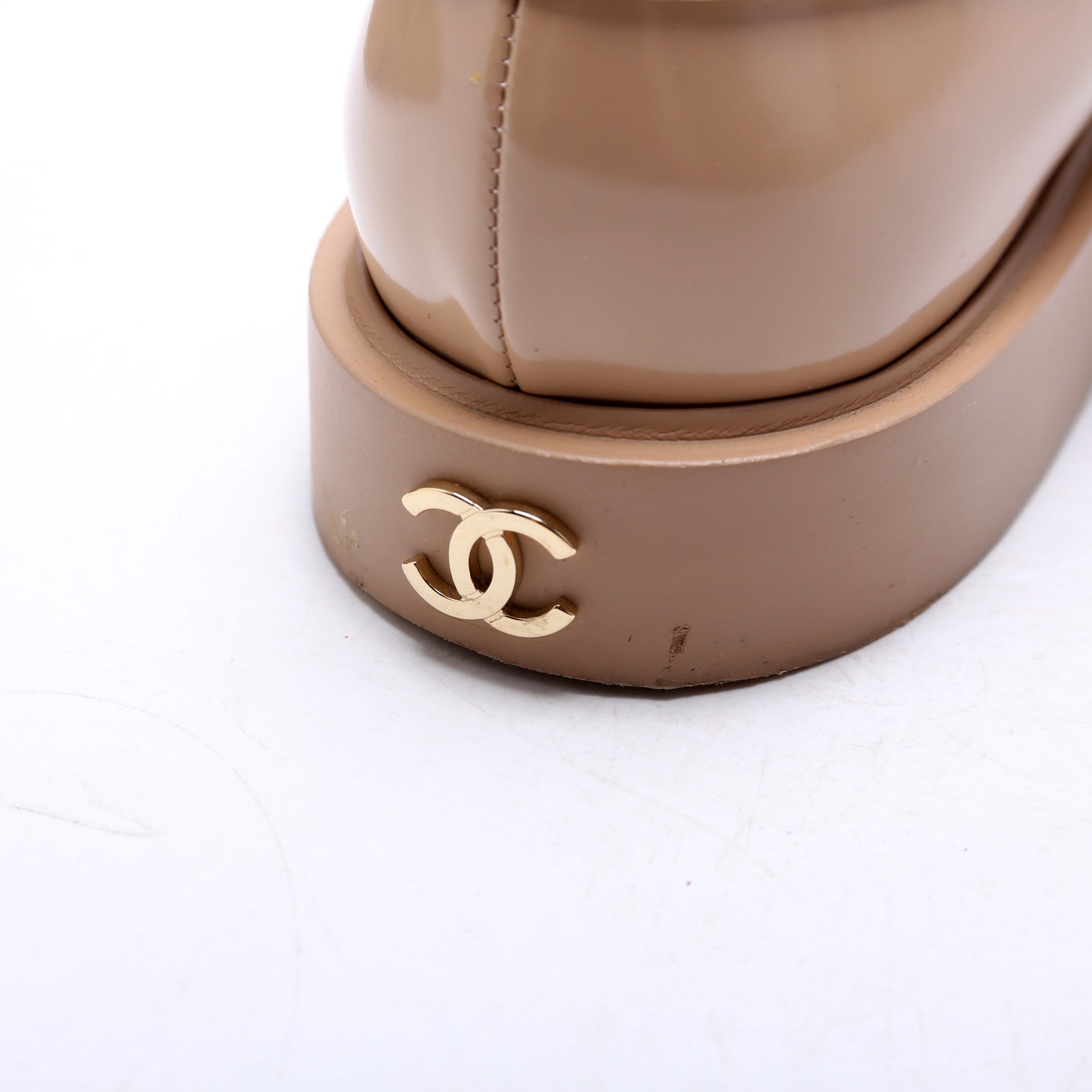 Chain Logo Shiny Calfskin Loafers Size 37 Nude