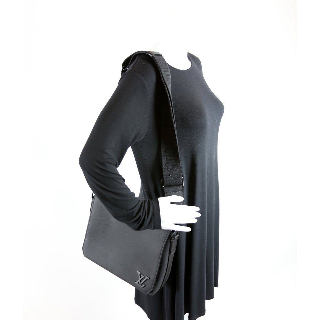 Takeoff Messenger Aerogram Black
