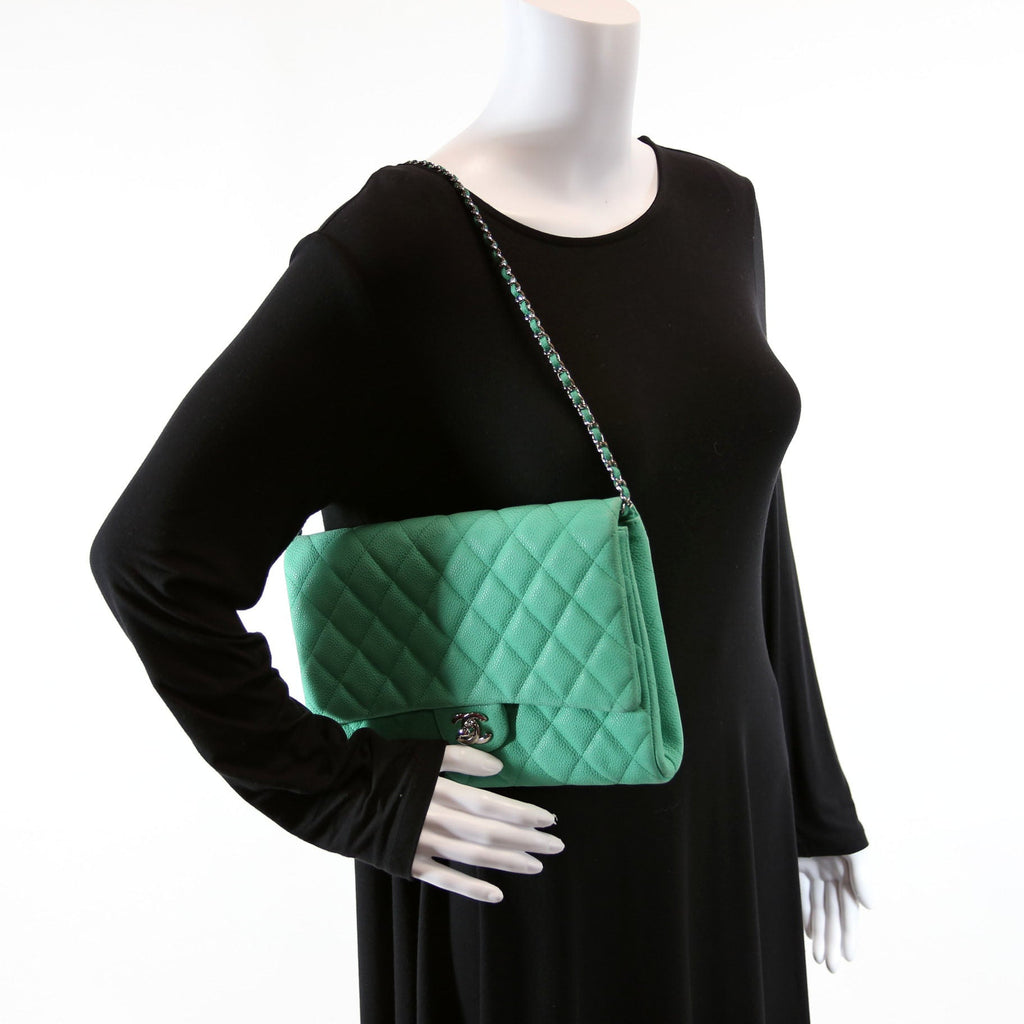 Classic Flap Clutch W/Chain Caviar 17M