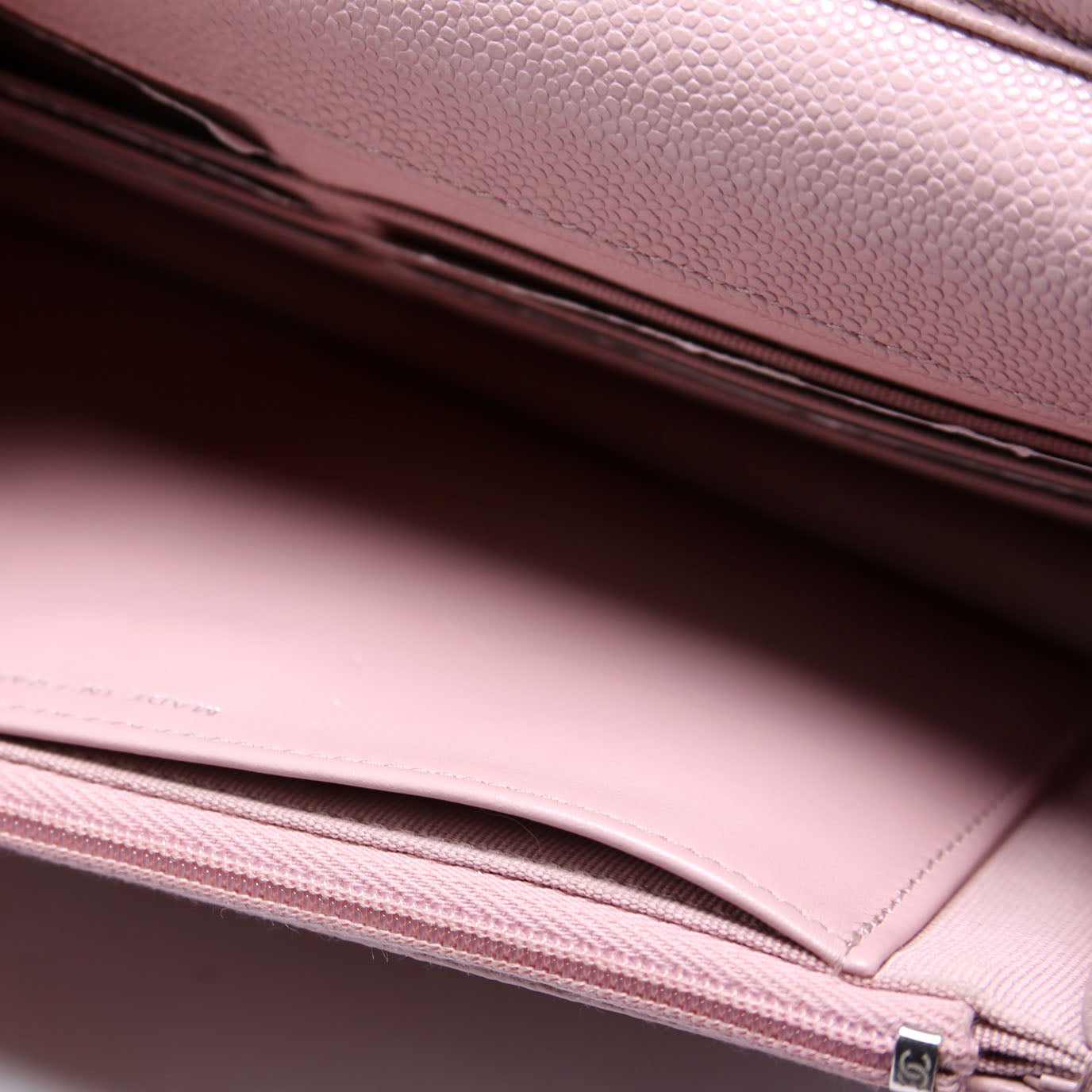 WOC Classic Quilted Caviar RFID Pink