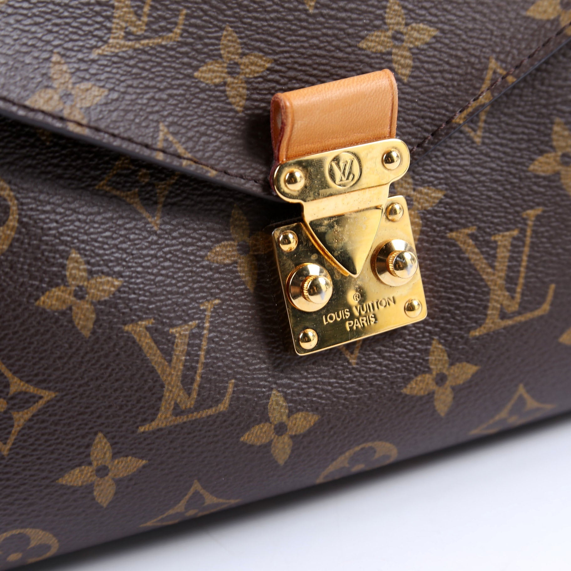 Metis Shoulder Monogram