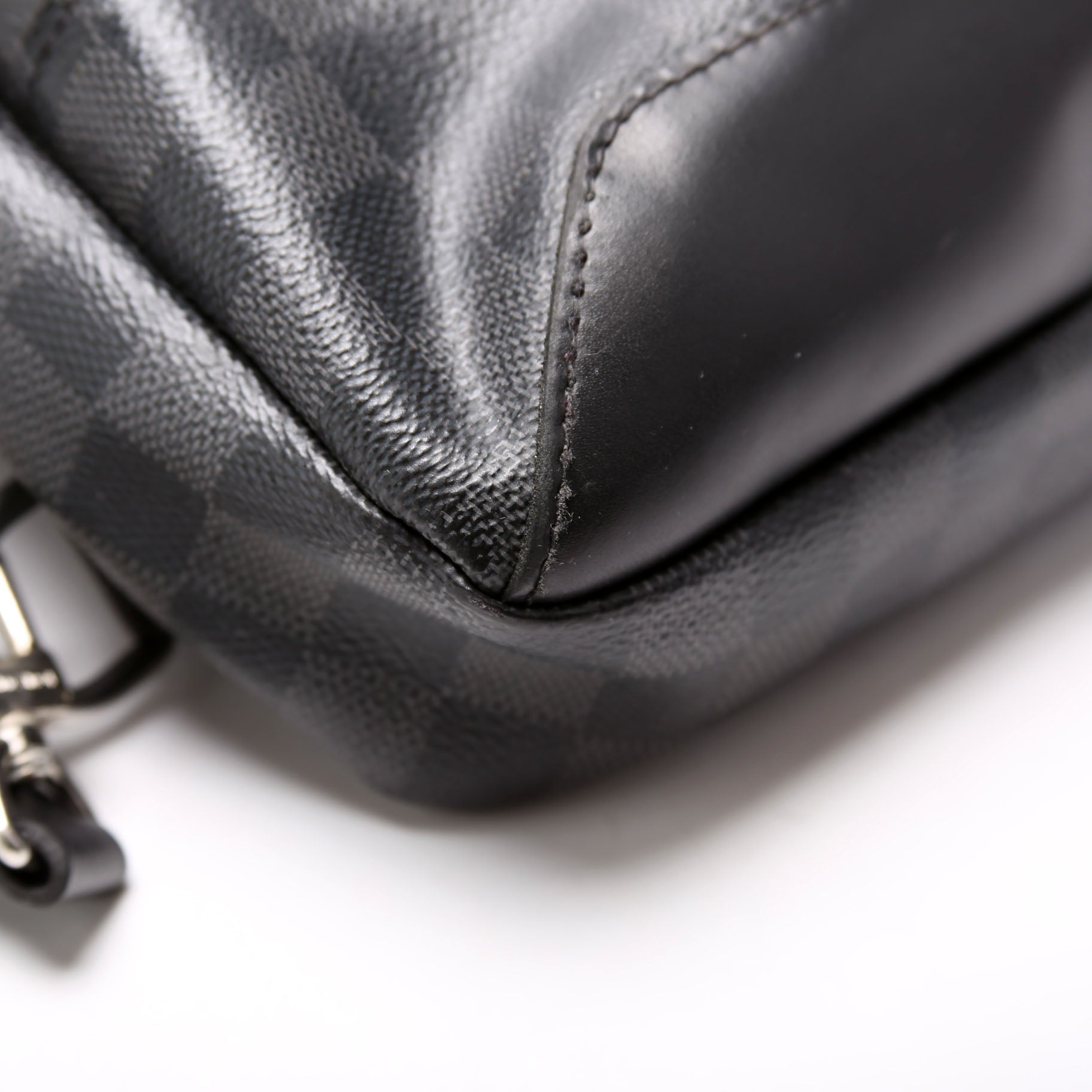 Avenue Sling Bag Graphite