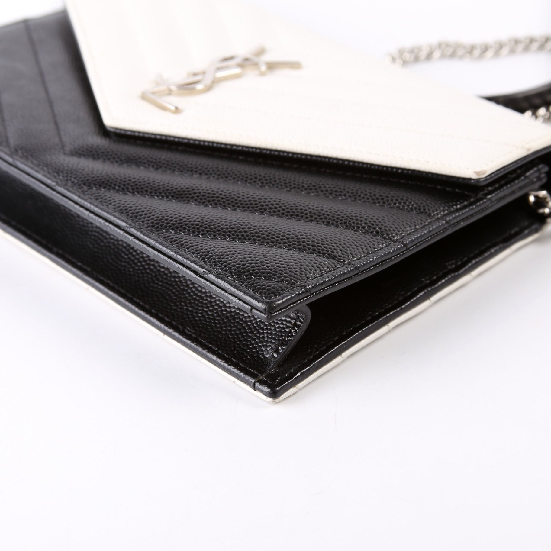 Envelope Chain Wallet White/Black