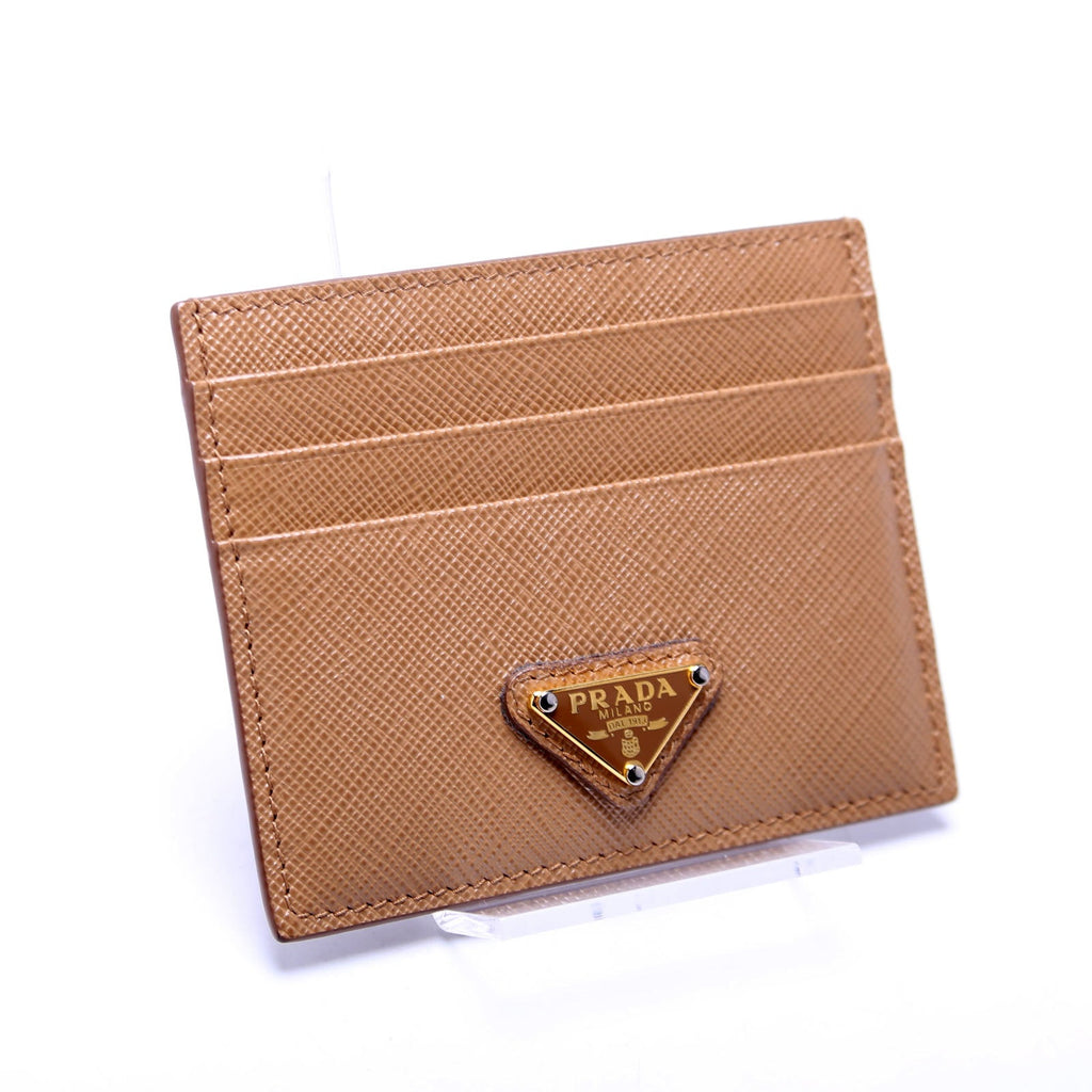 1MC025 Saffiano Triangle Logo Card Case Tan