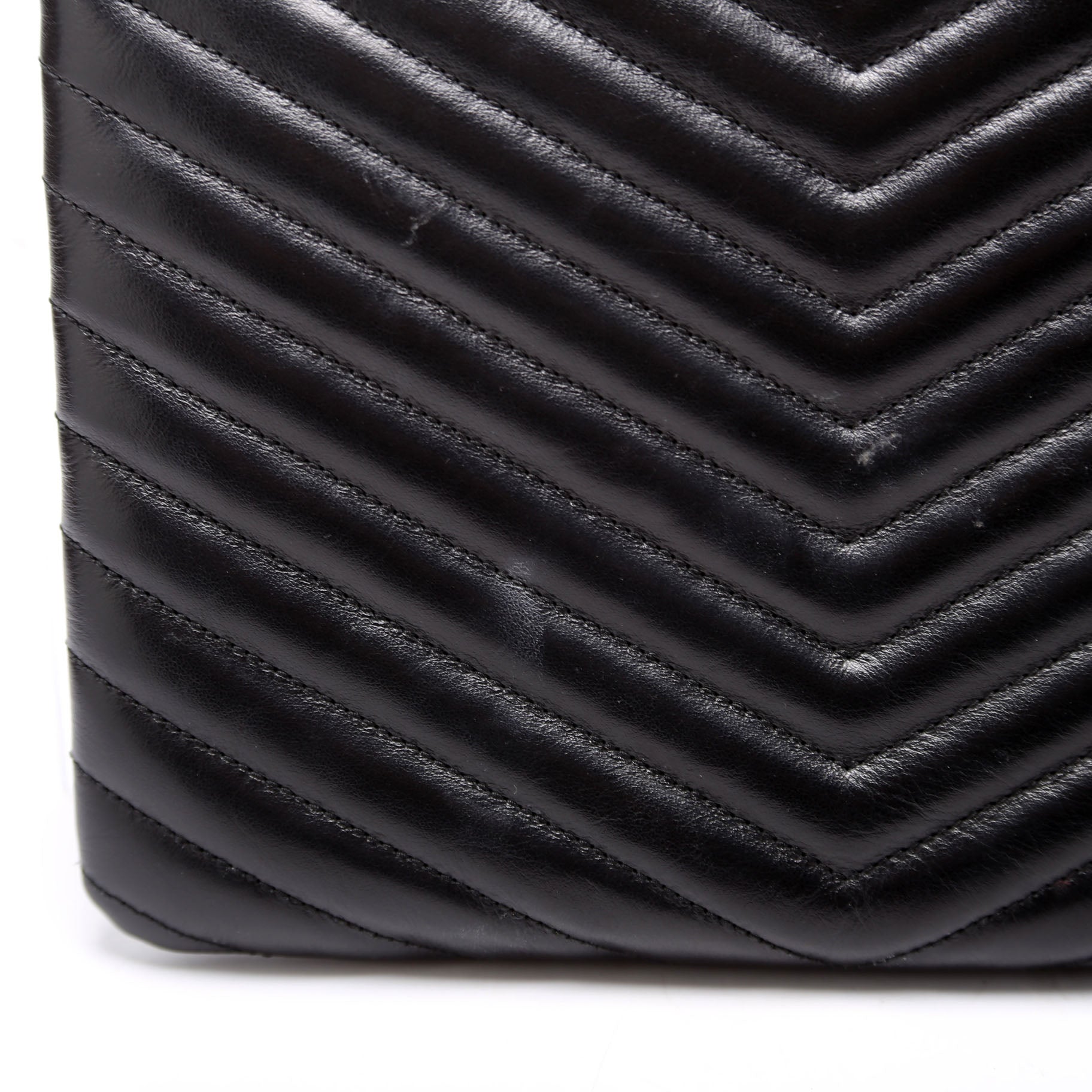 379039 A5 Matelasse Pouch Black