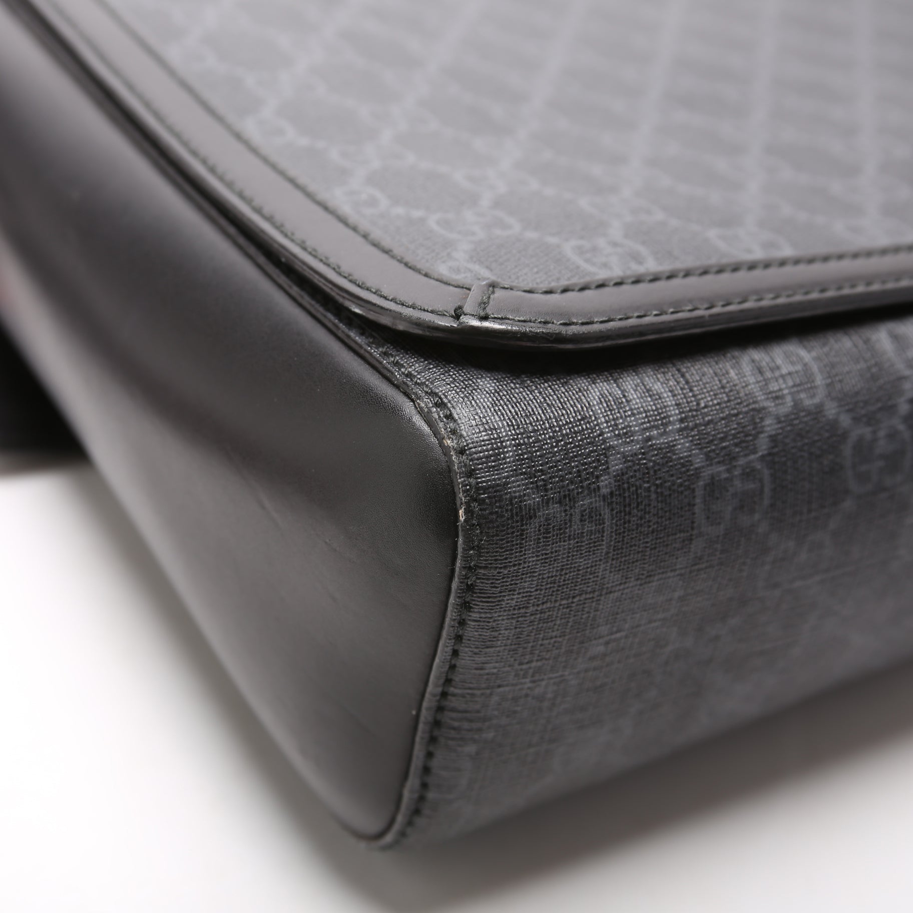 Gucci 474138 GG Supreme Messenger Black