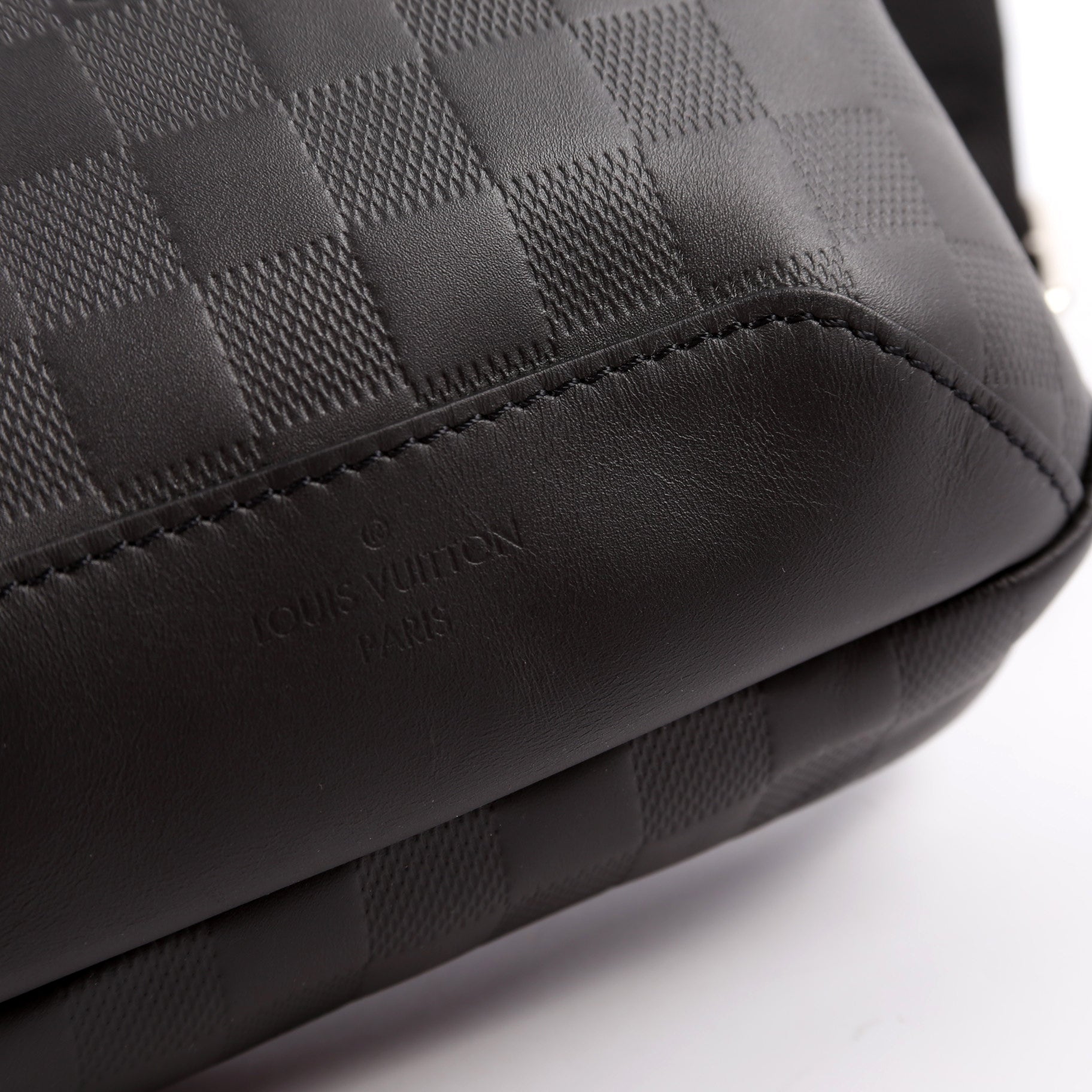 Avenue Sling Bag Infini Leather Black