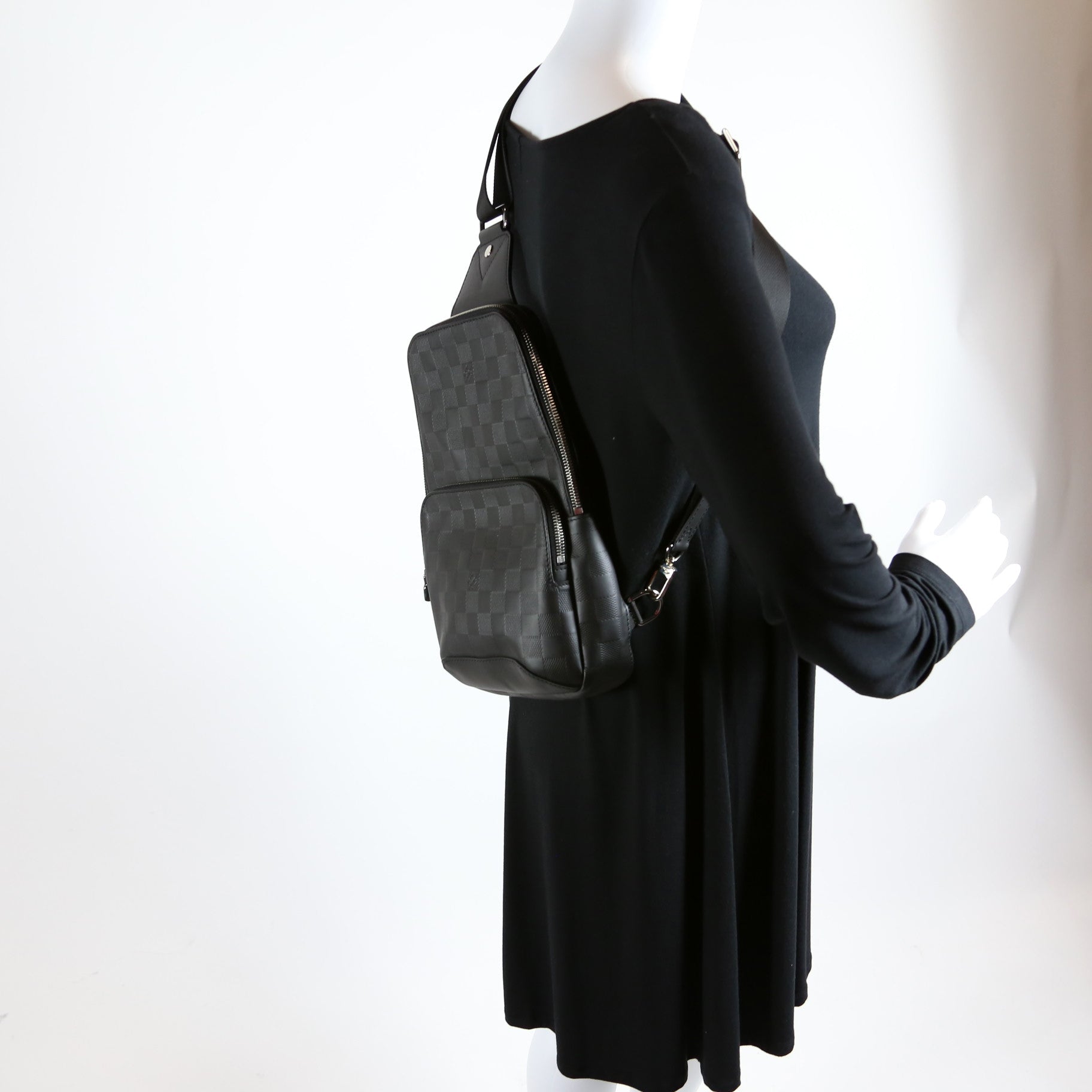 Avenue Sling Bag Infini Leather Black