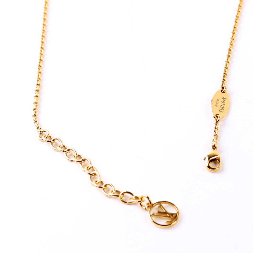 Essential V Necklace