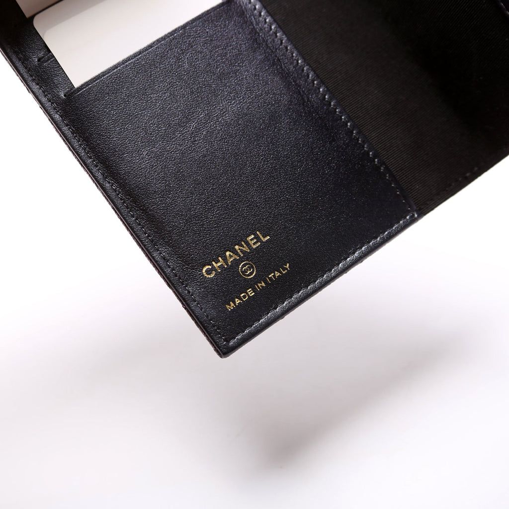 Passport Holder Iridescent Caviar 27M Black