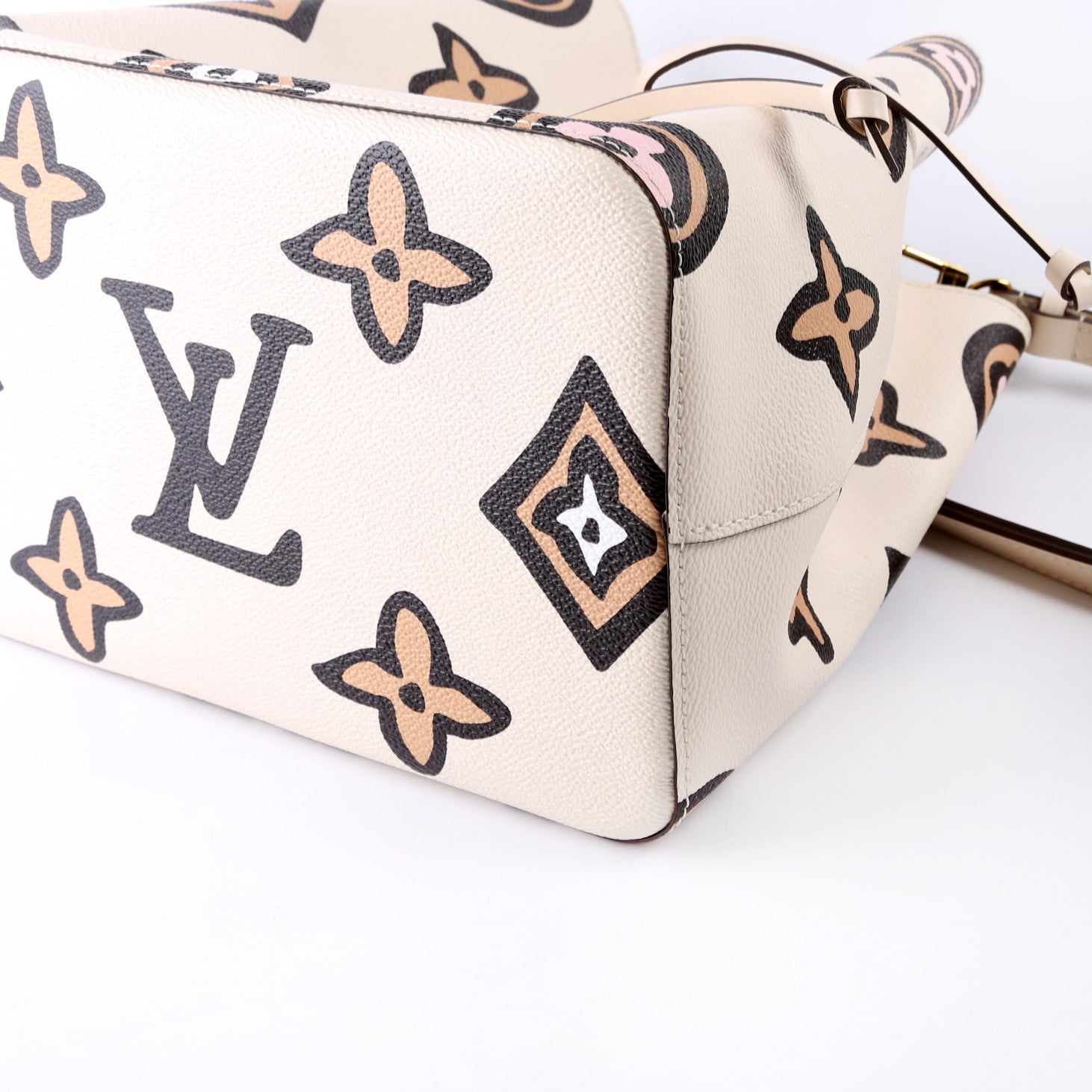 Neonoe Wilde at Heart Giant Monogram