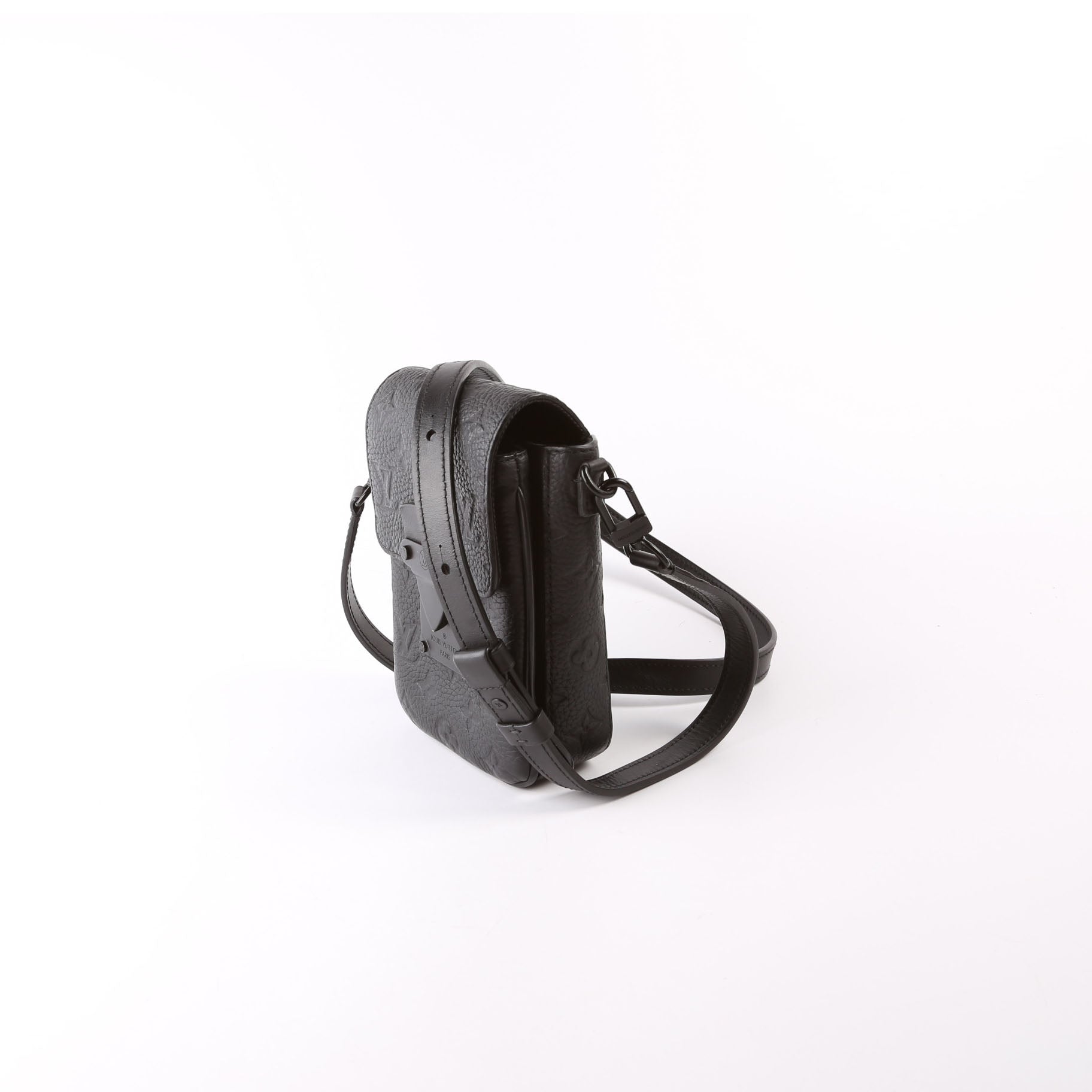 S-Lock Vertical Wearable Wallet Taurillon Black