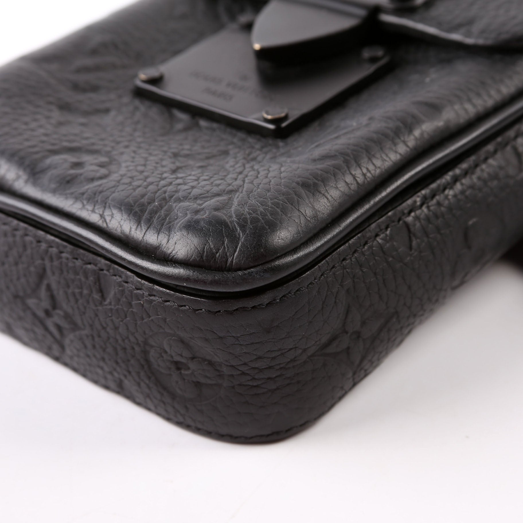 S-Lock Vertical Wearable Wallet Taurillon Black