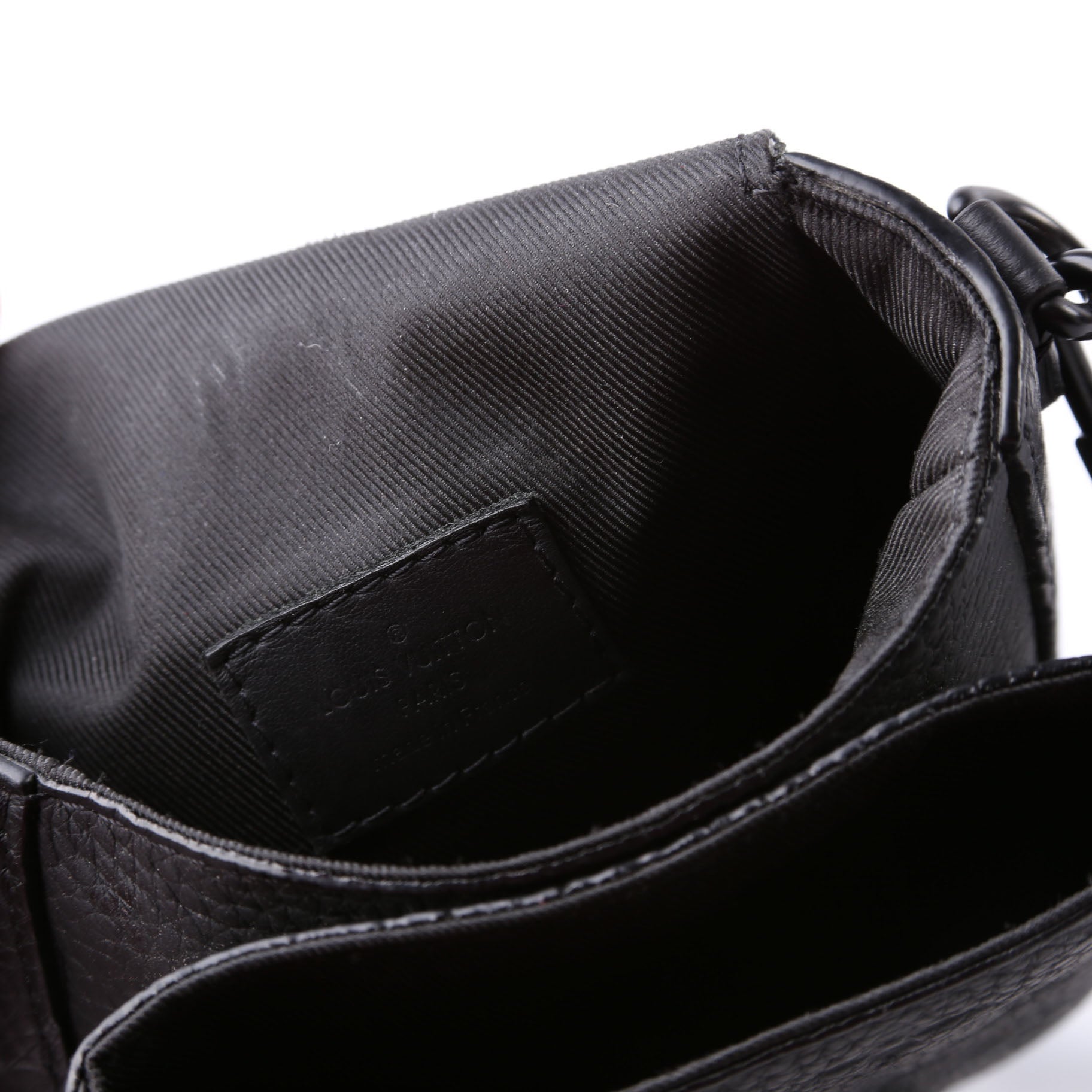S-Lock Vertical Wearable Wallet Taurillon Black