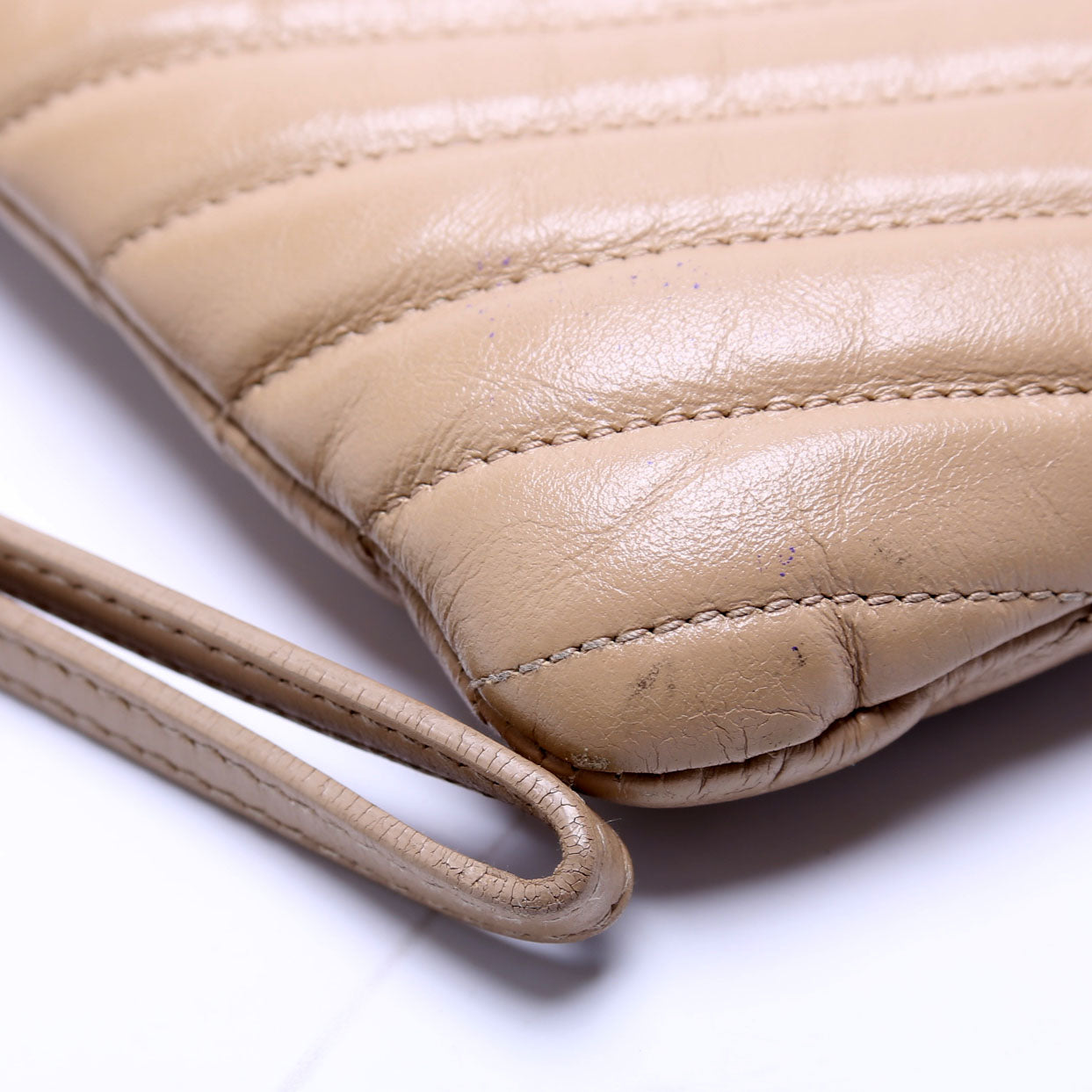 379039 A5 Matelasse Pouch Tan