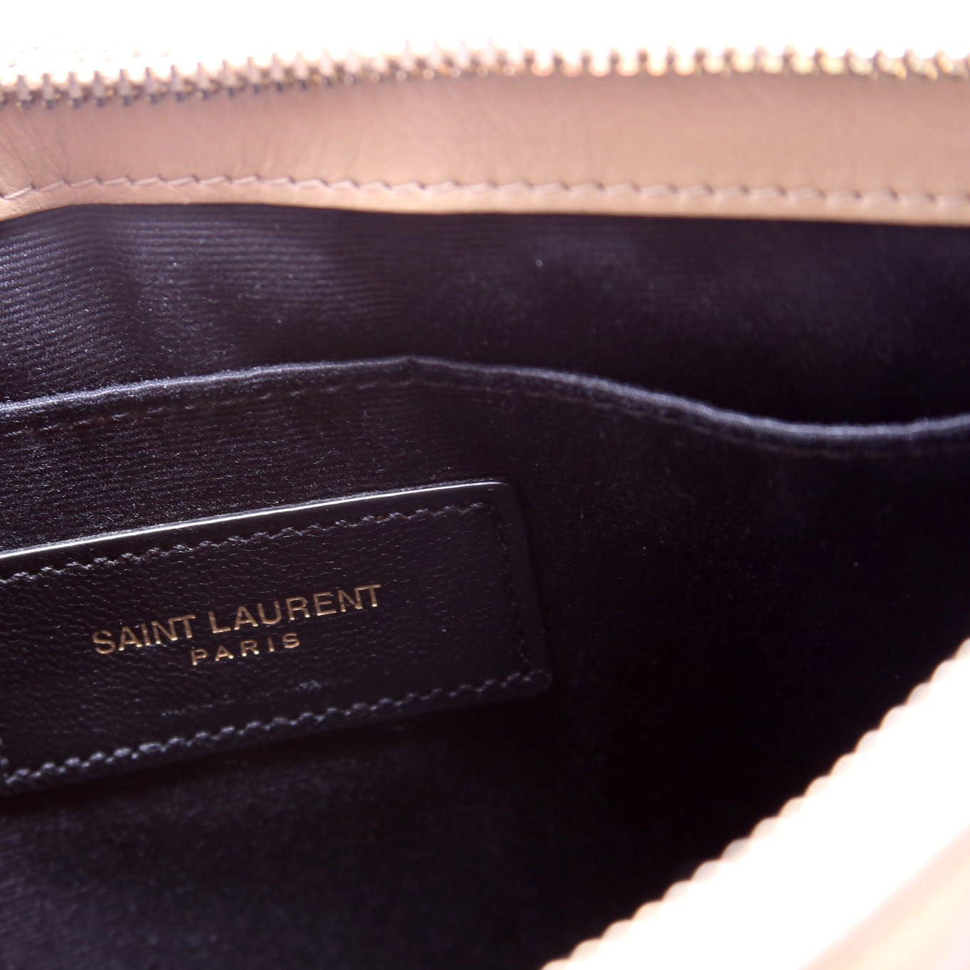 379039 A5 Matelasse Pouch Tan